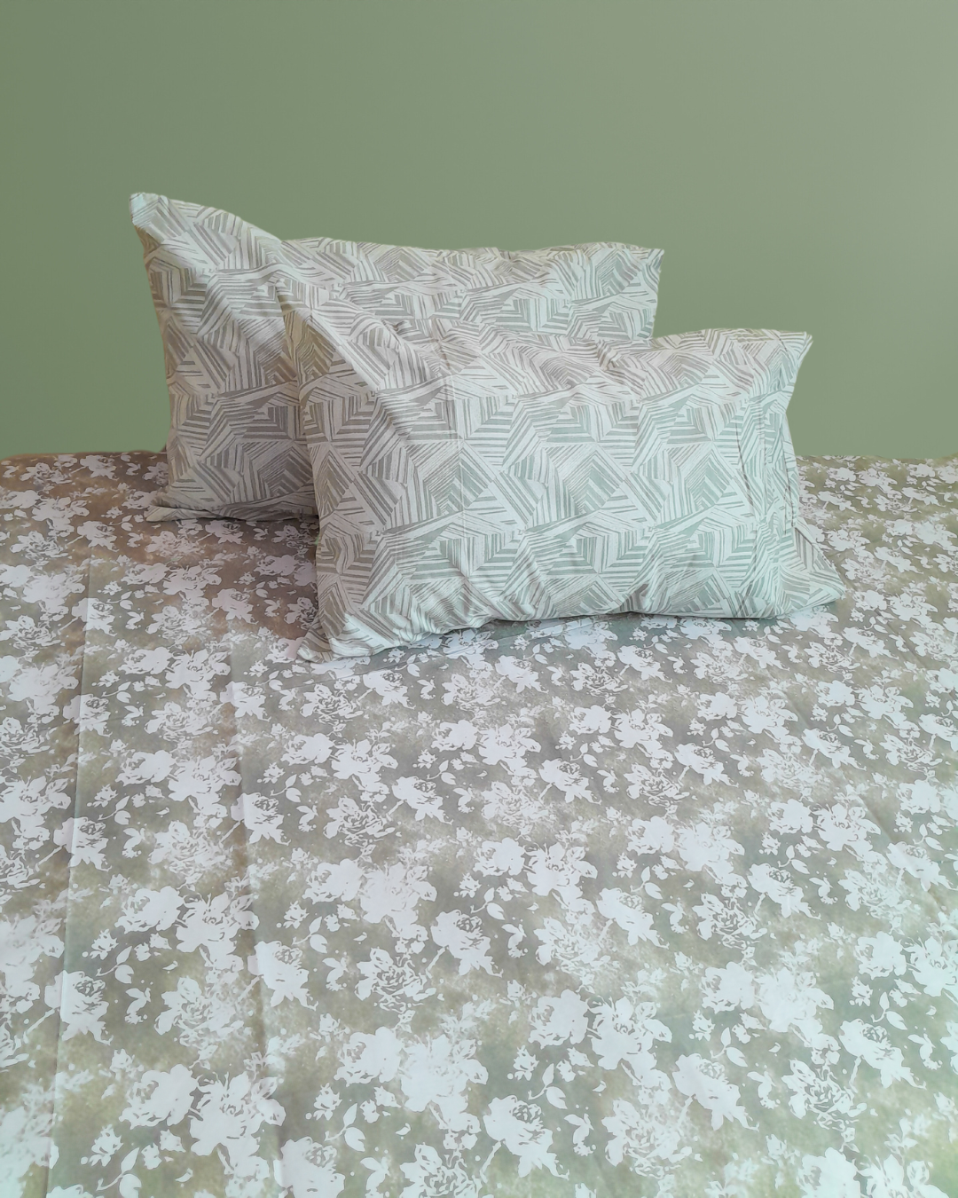 3 PCs Cotton Bed Sheet - Misty Bloom 
