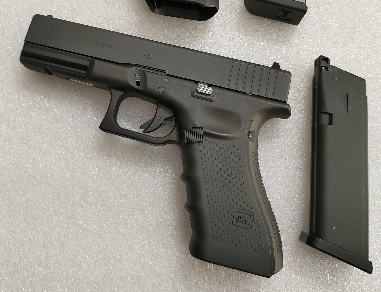 Black Umarex Glock 17 Gen 4 CO2 Air Gun 18rd Magazine, Caliber: .177