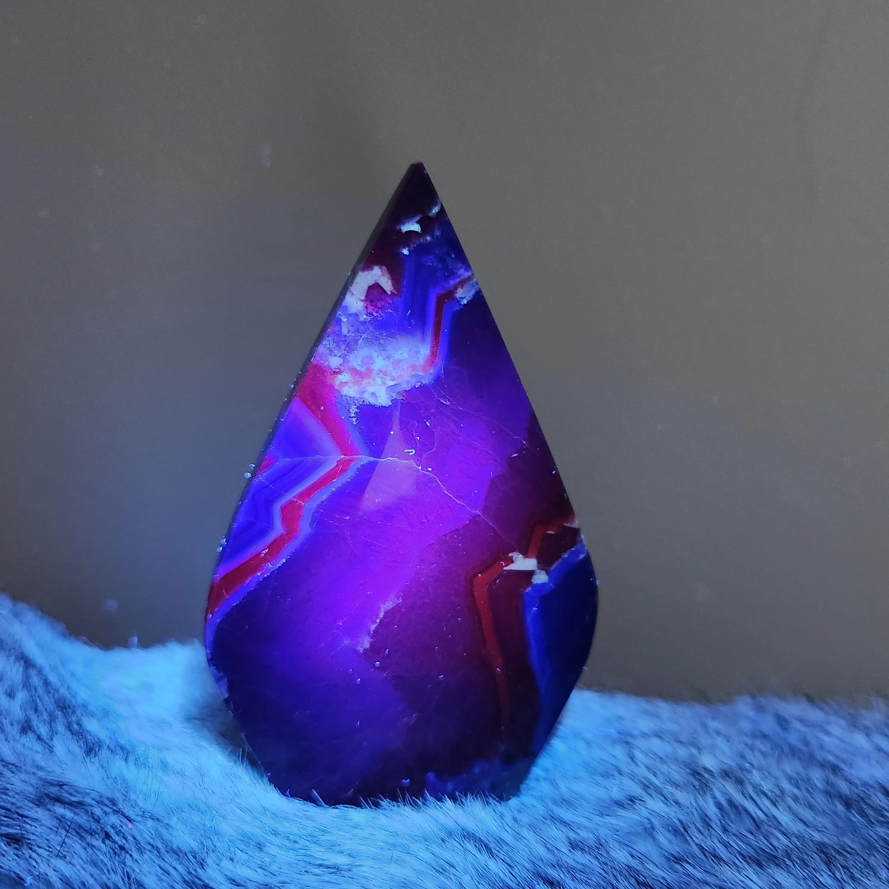 Black Rose Fluorite Flame -4" strong UV reactive mineral flame - Black Rose Fluorite crystal flame
