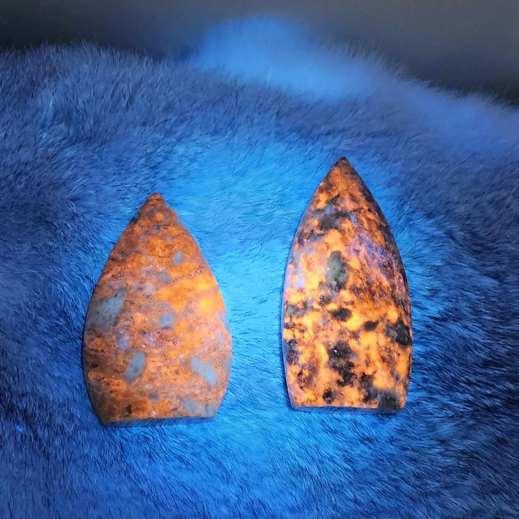 Hackmanite Flame • Hackmanite Freeform crystal flame carving • UV reactive Blue Hackmanite crystal flame 