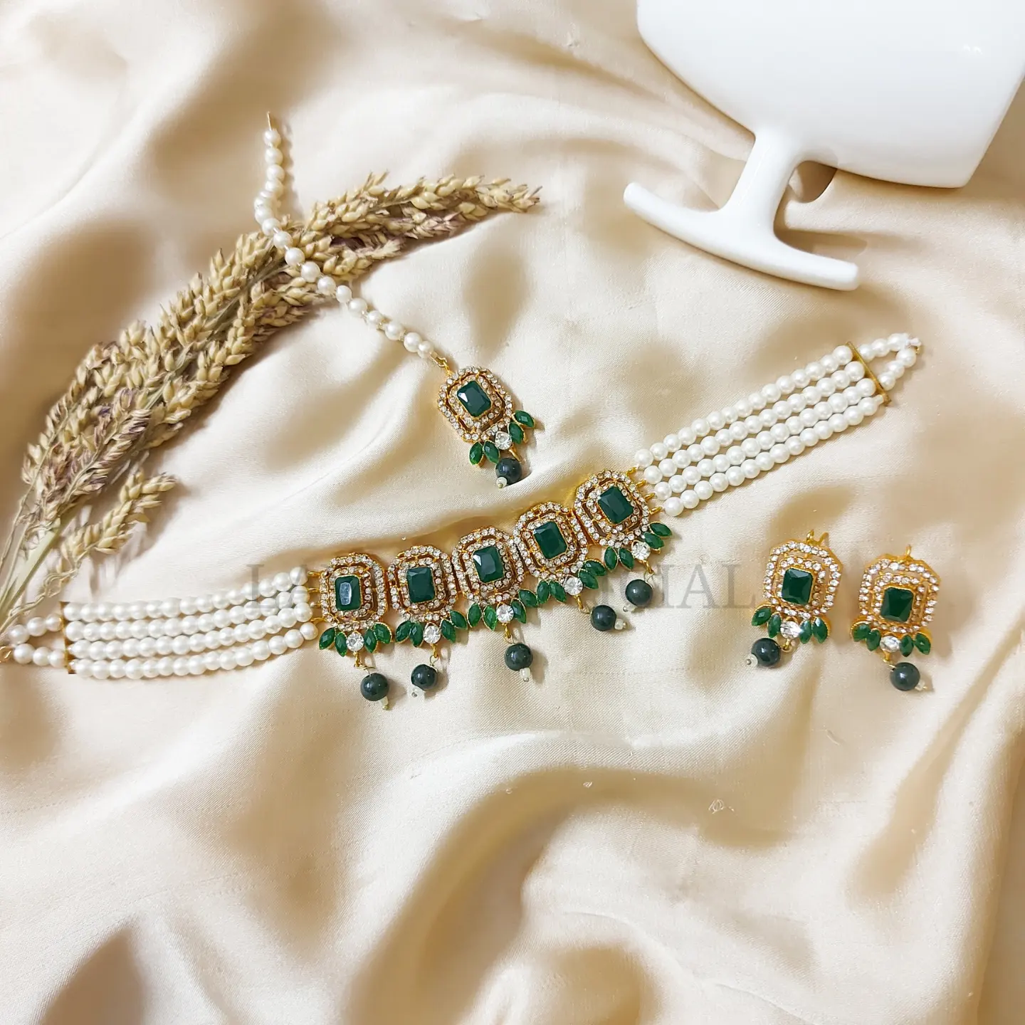 Centre Motive Choker Set