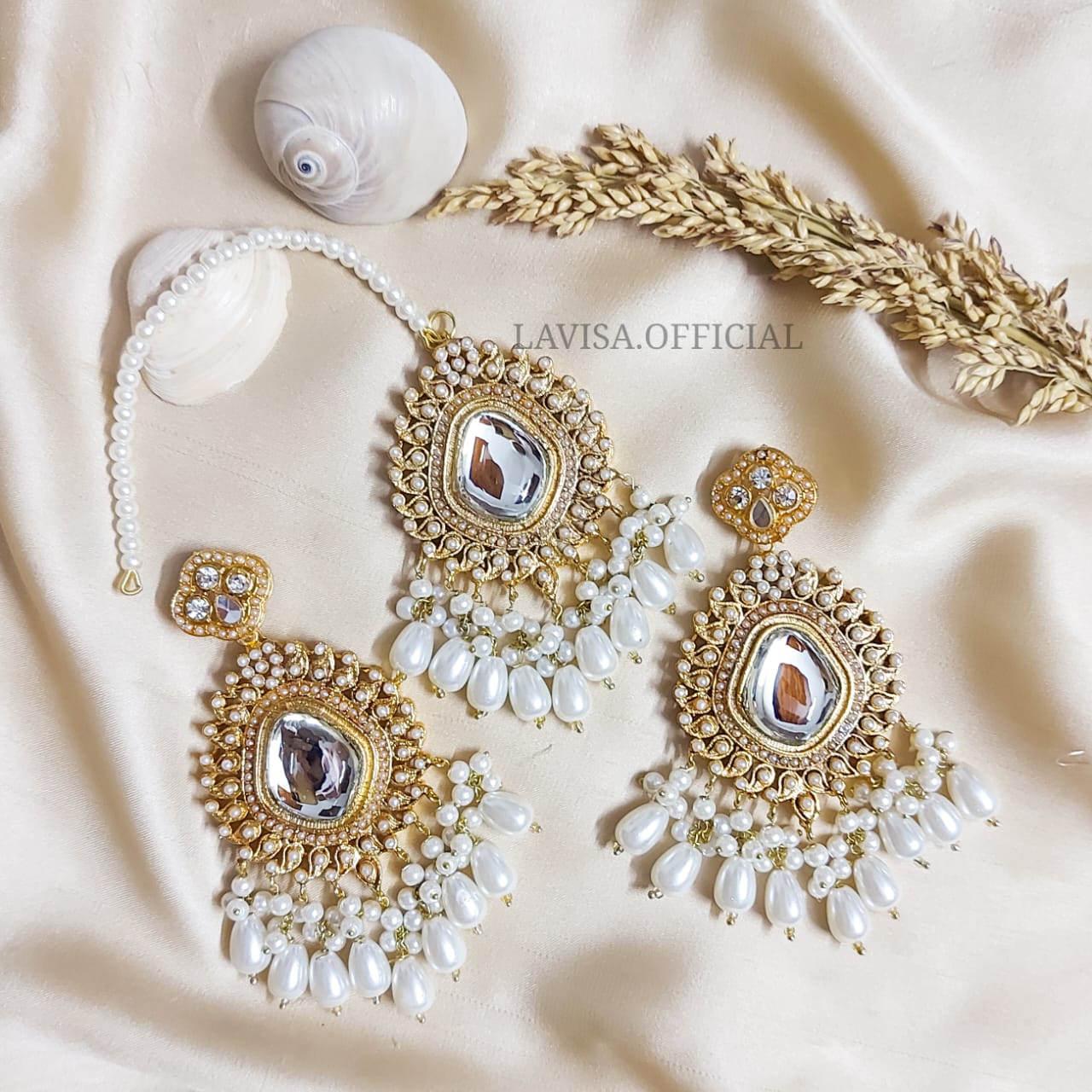 Un-Cut Kundan Earrings & Tika