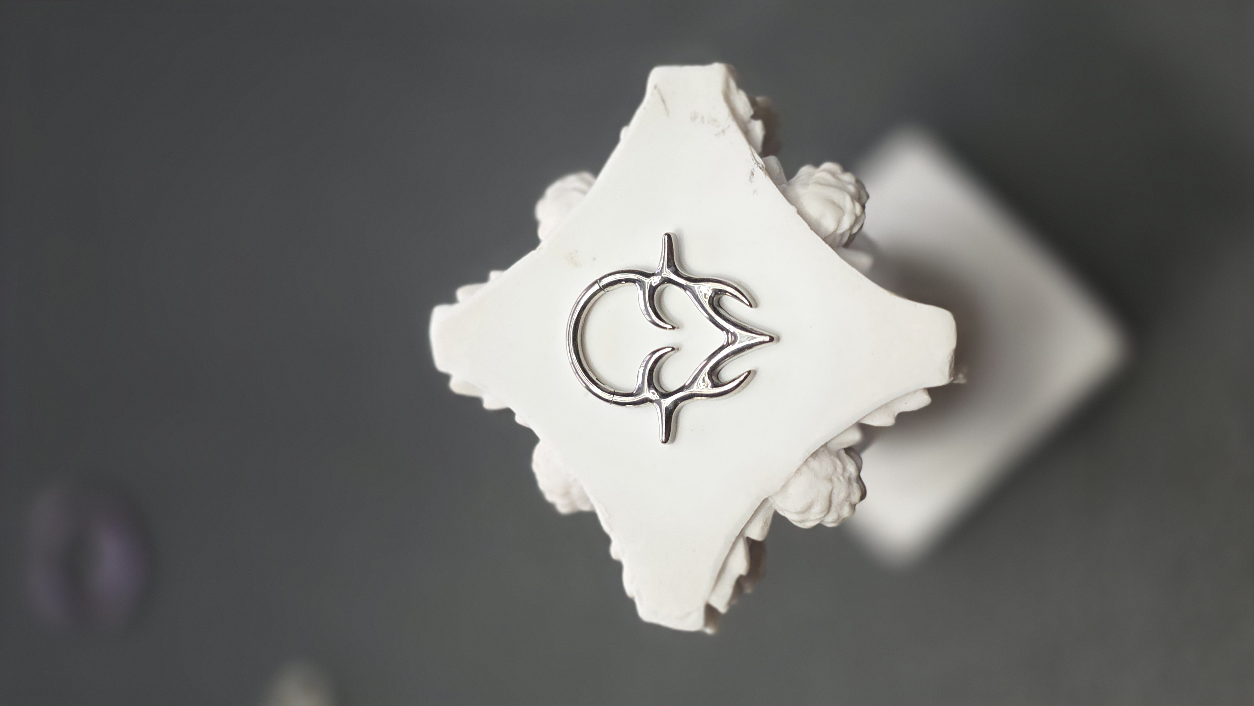 Argolla de Titanio Clicker Corazón NeoTribal Plata