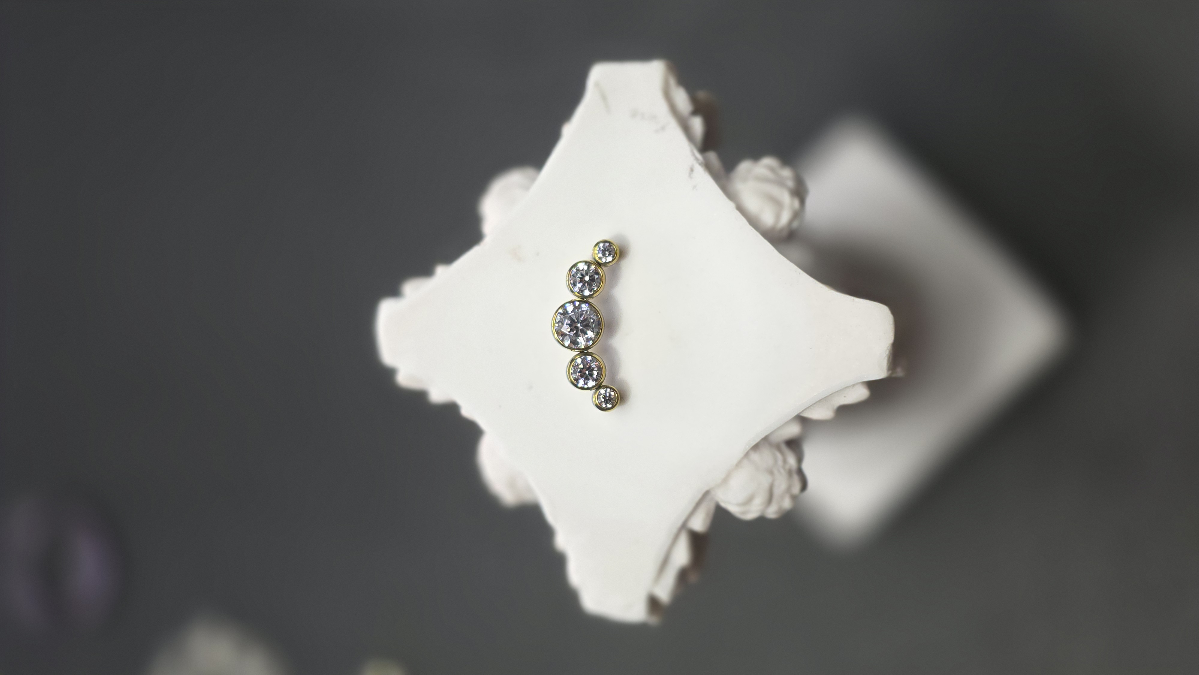 Top Moon Zirconia Blanca Base Dorada