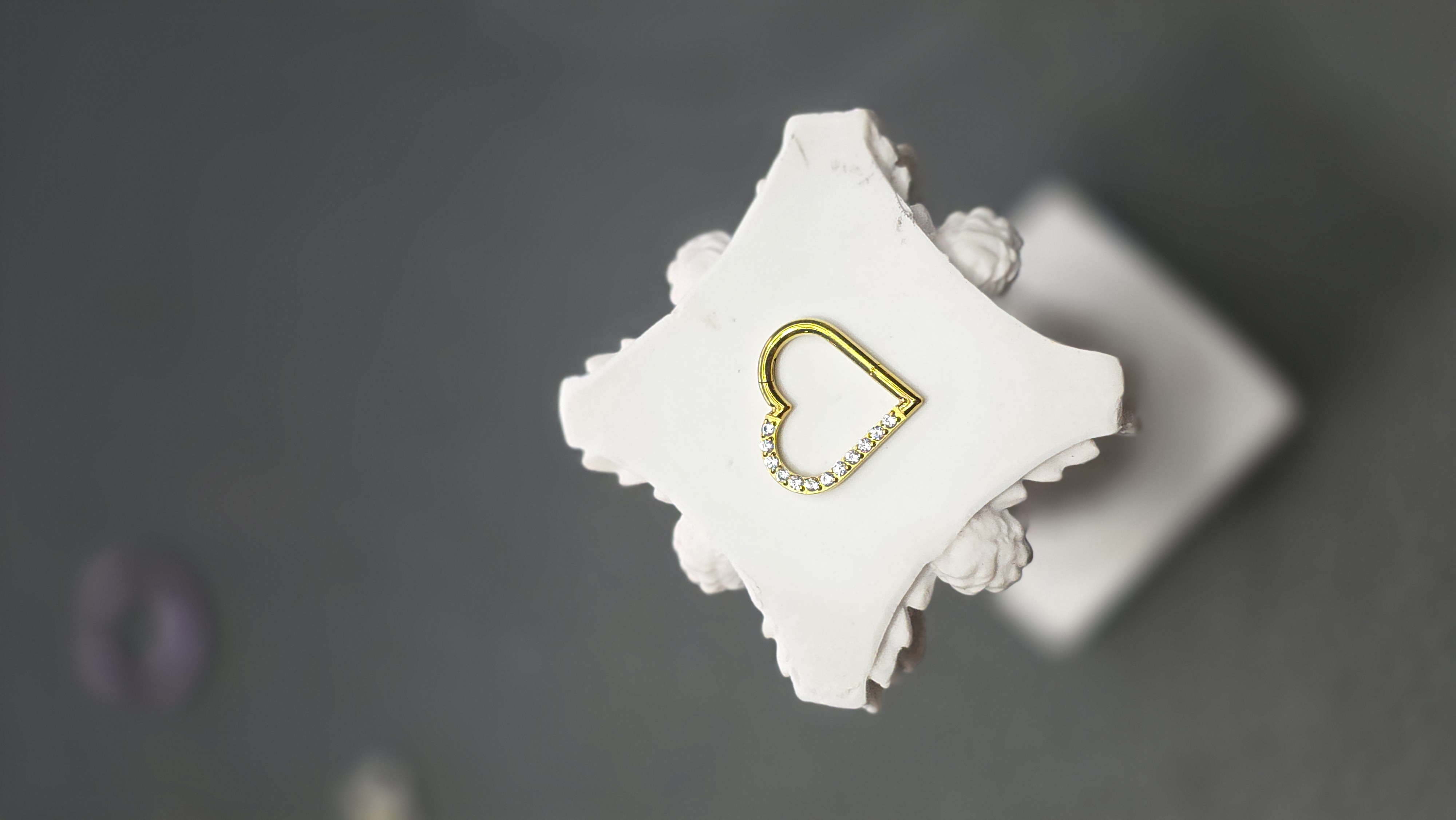 Argolla de Titanio Clicker Corazón Zirconia Dorado