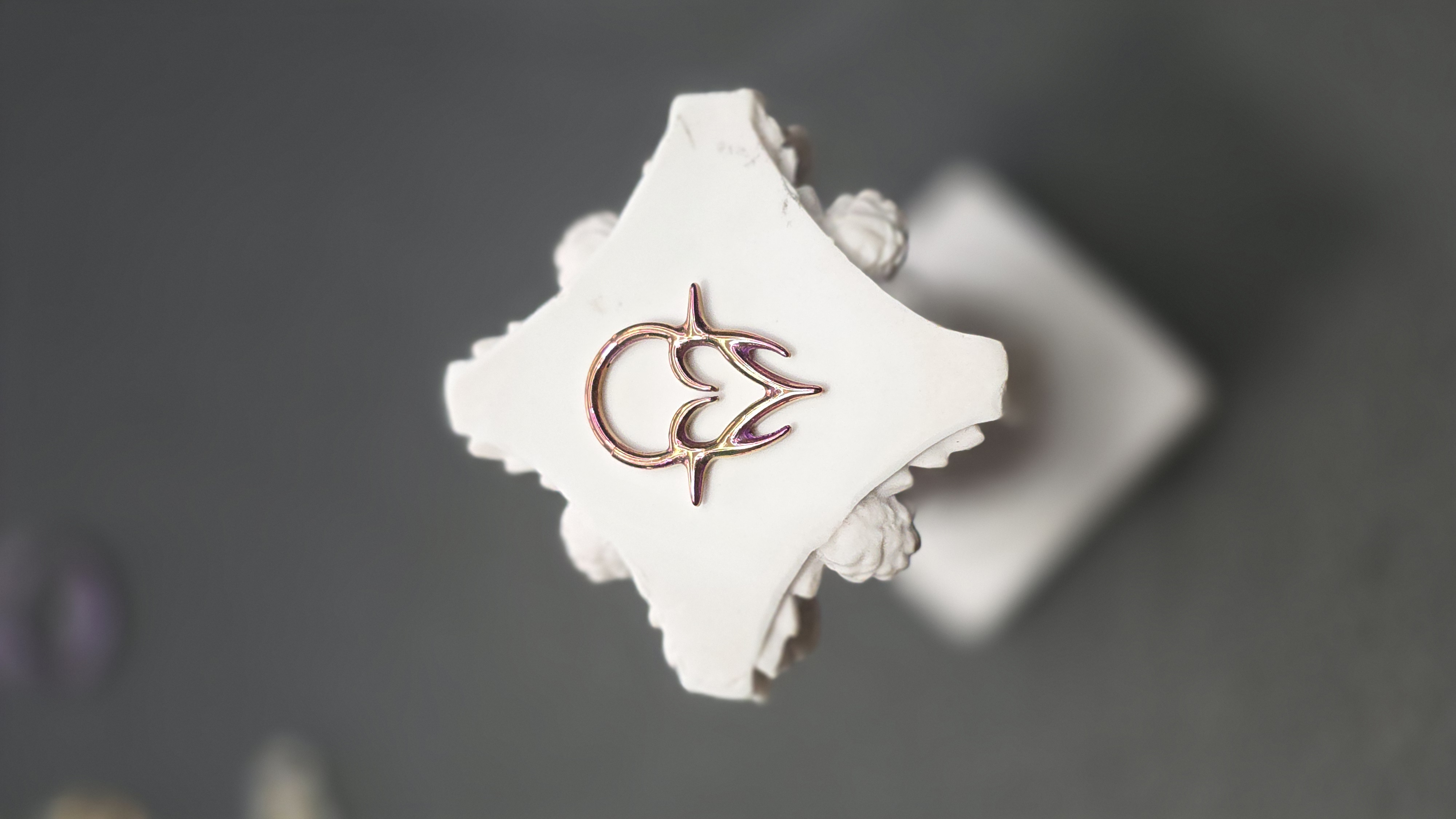 Argolla de Titanio Clicker Corazón NeoTribal Rosa