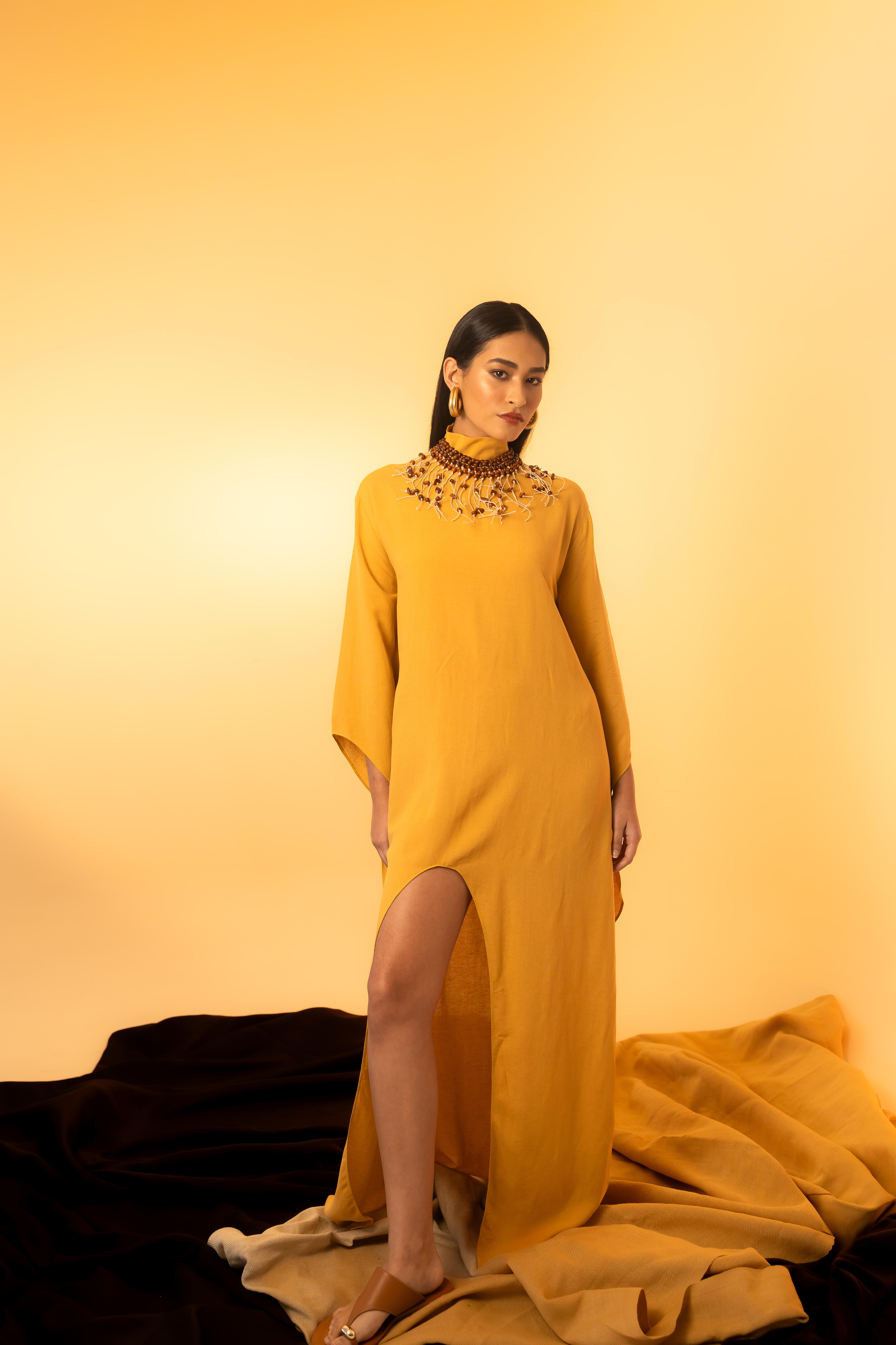 Vestido Fenda Alvorecer Mostarda