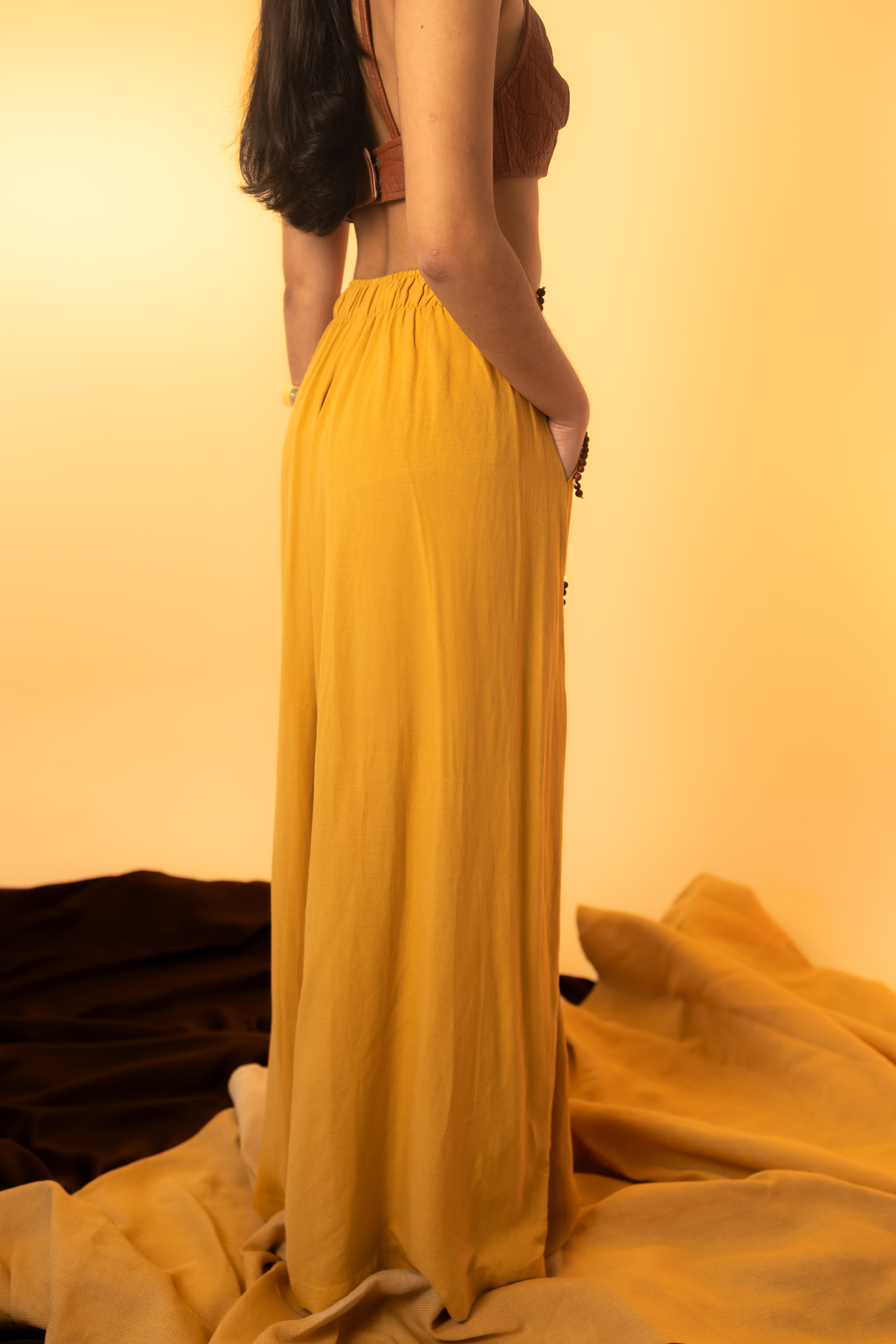 Calça Alvorecer Mostarda com Fios de Curauá e Semente de Açaí