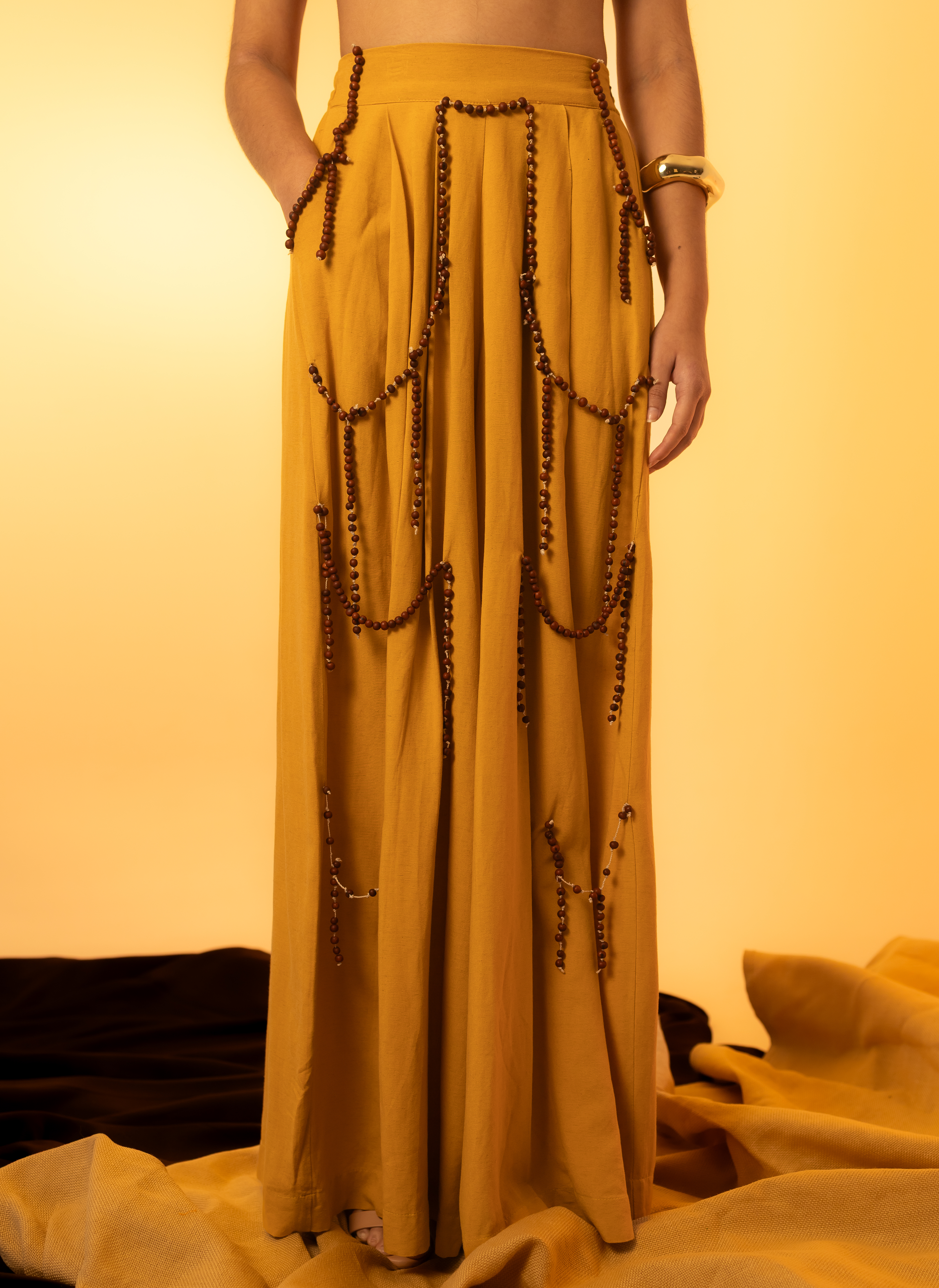 Calça Alvorecer Mostarda com Fios de Curauá e Semente de Açaí