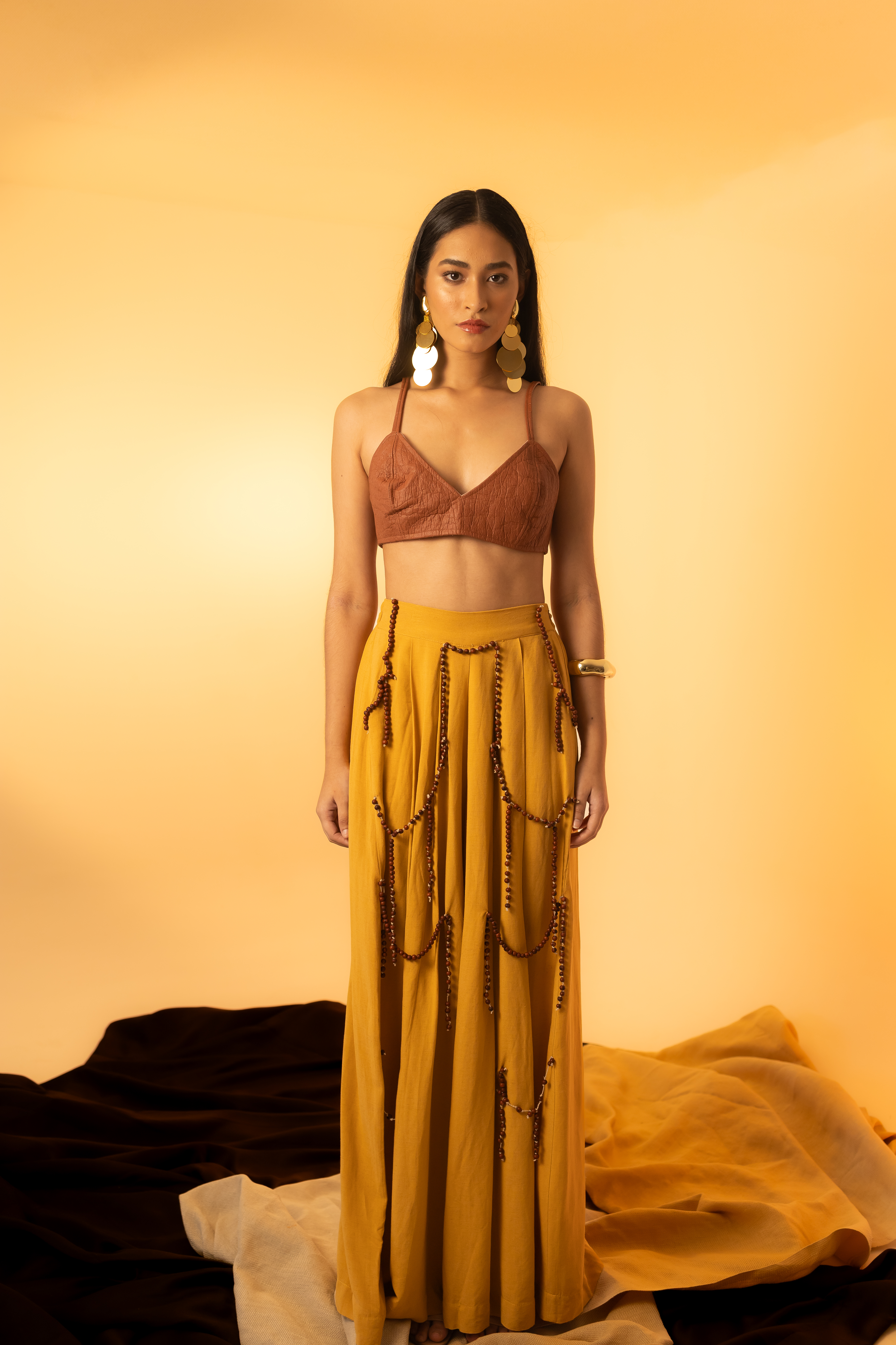 Calça Alvorecer Mostarda com Fios de Curauá e Semente de Açaí