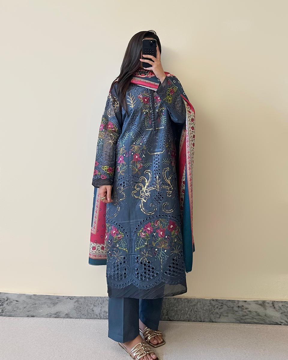 Embroidered Traditional Pakistani Suit 