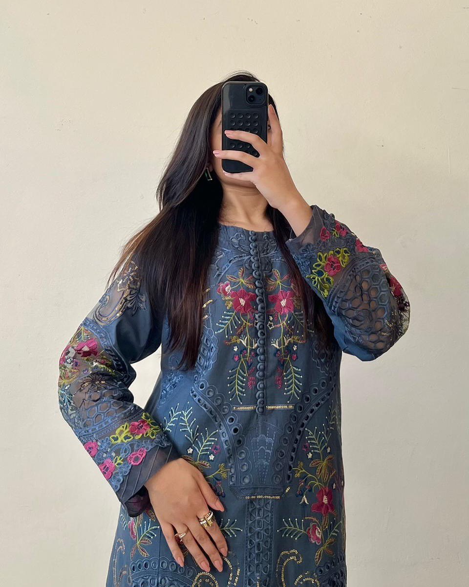 Embroidered Traditional Pakistani Suit 