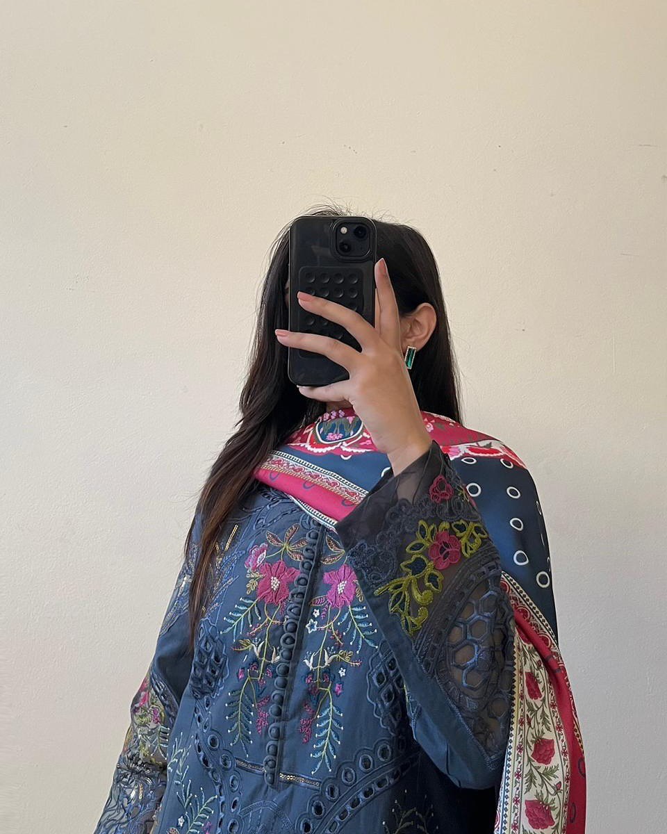 Embroidered Traditional Pakistani Suit 