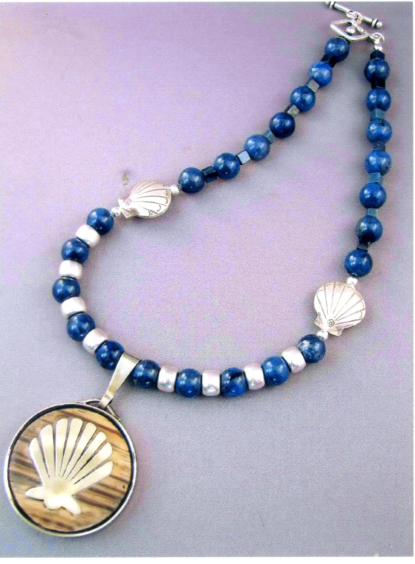 Scallop Shell Pendant Choker Necklace