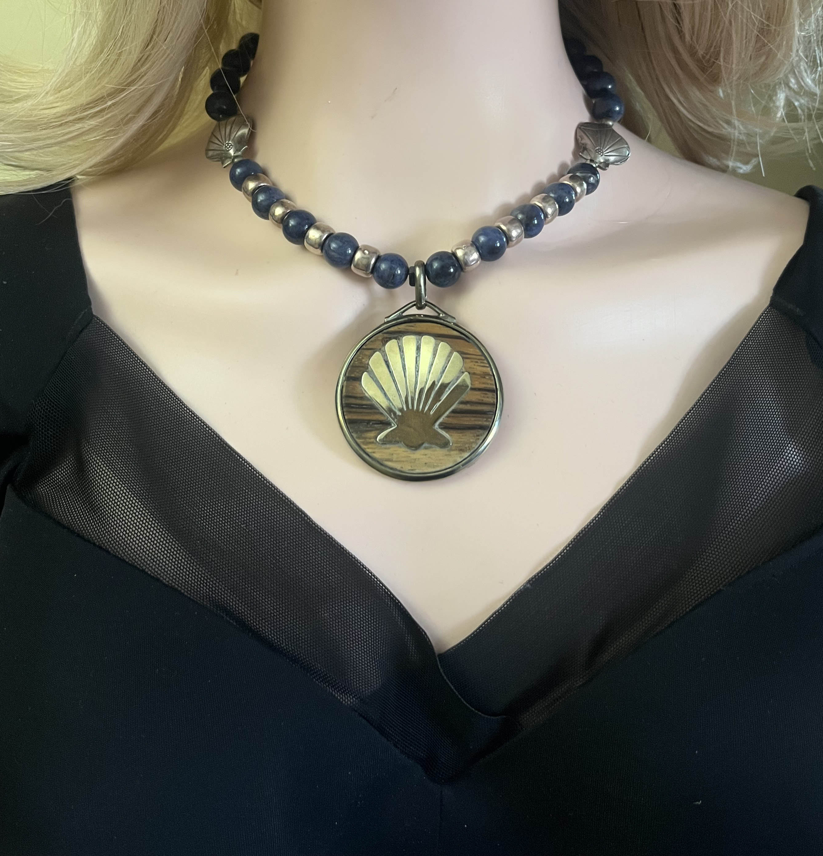 Scallop Shell Pendant Choker Necklace