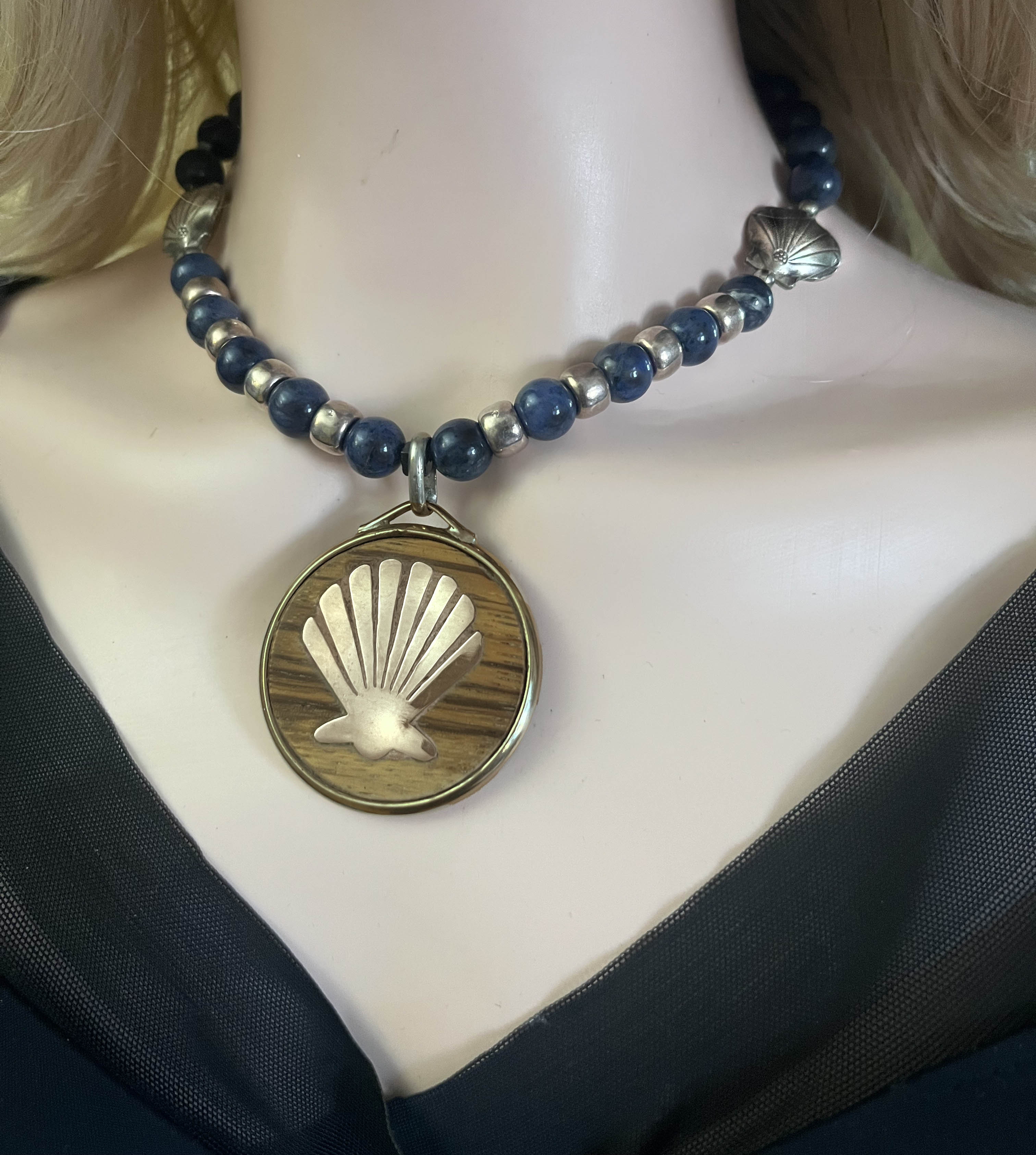 Scallop Shell Pendant Choker Necklace