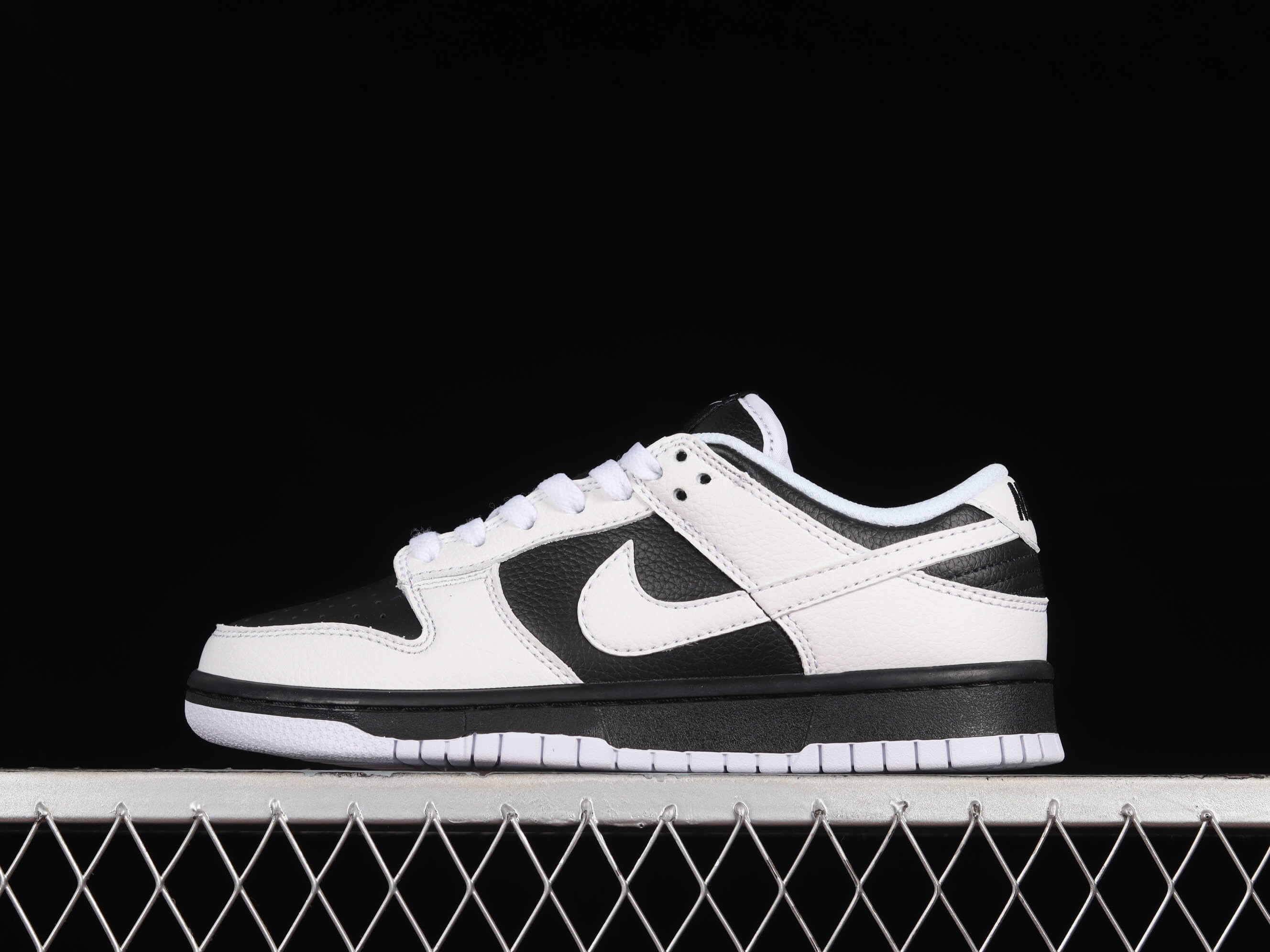 NK Dunk Low Reverse Panda