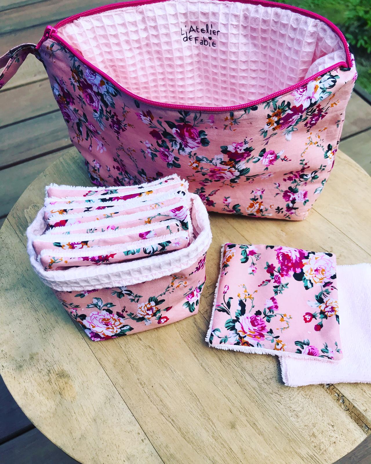 7 Lingettes démaquillantes + panière + trousse de toillette