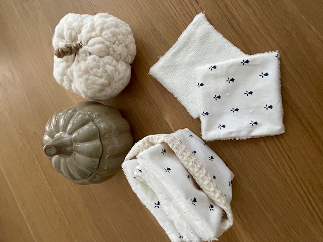 7 Lingettes démaquillantes + panière 