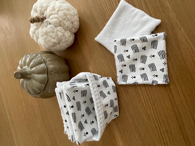 7 lingettes démaquillantes + panière