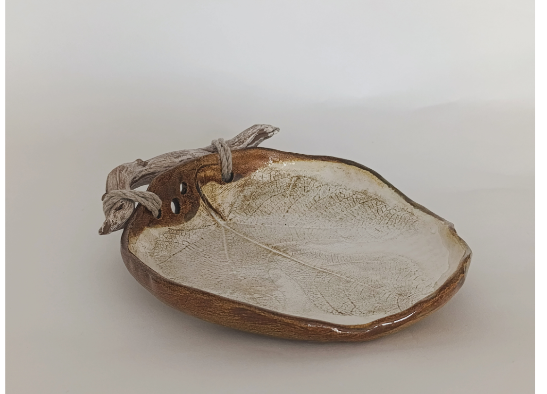 Plato con impresión vegetal 