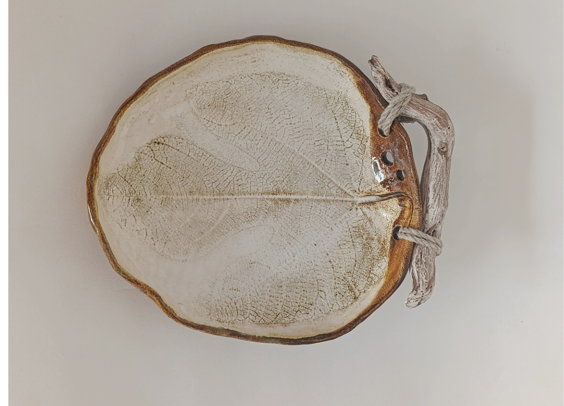 Plato con impresión vegetal 