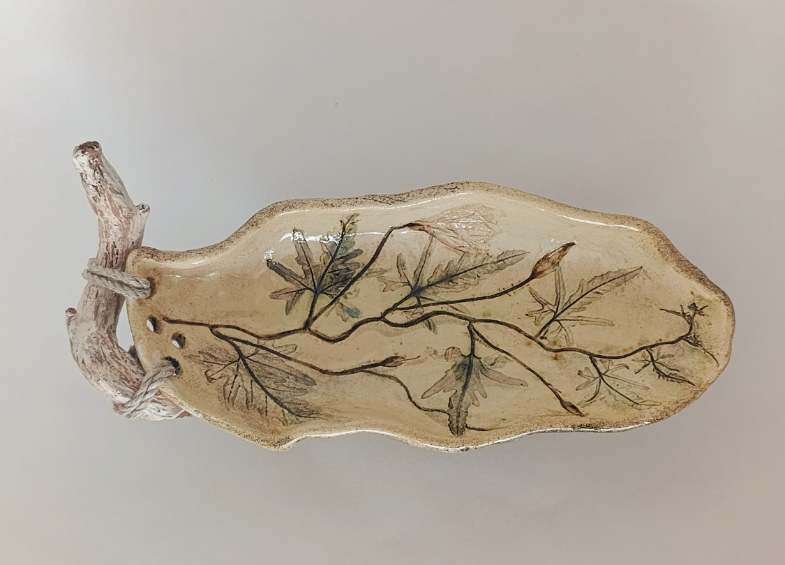 Plato con impresión vegetal 