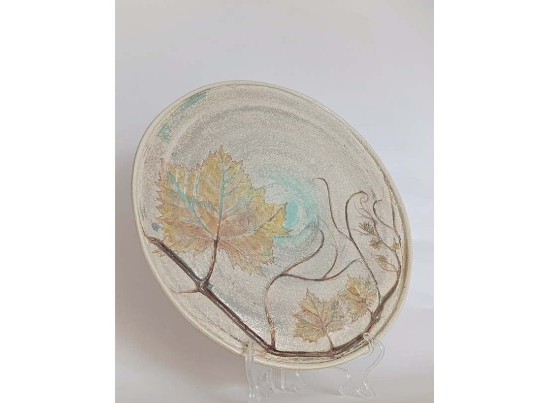 Plato plano con motivo vegetal