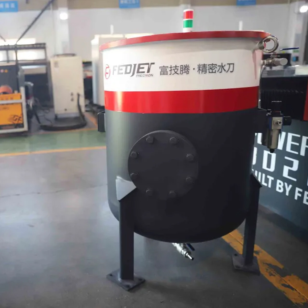 System podajnika materiału ściernego do strumienia wody