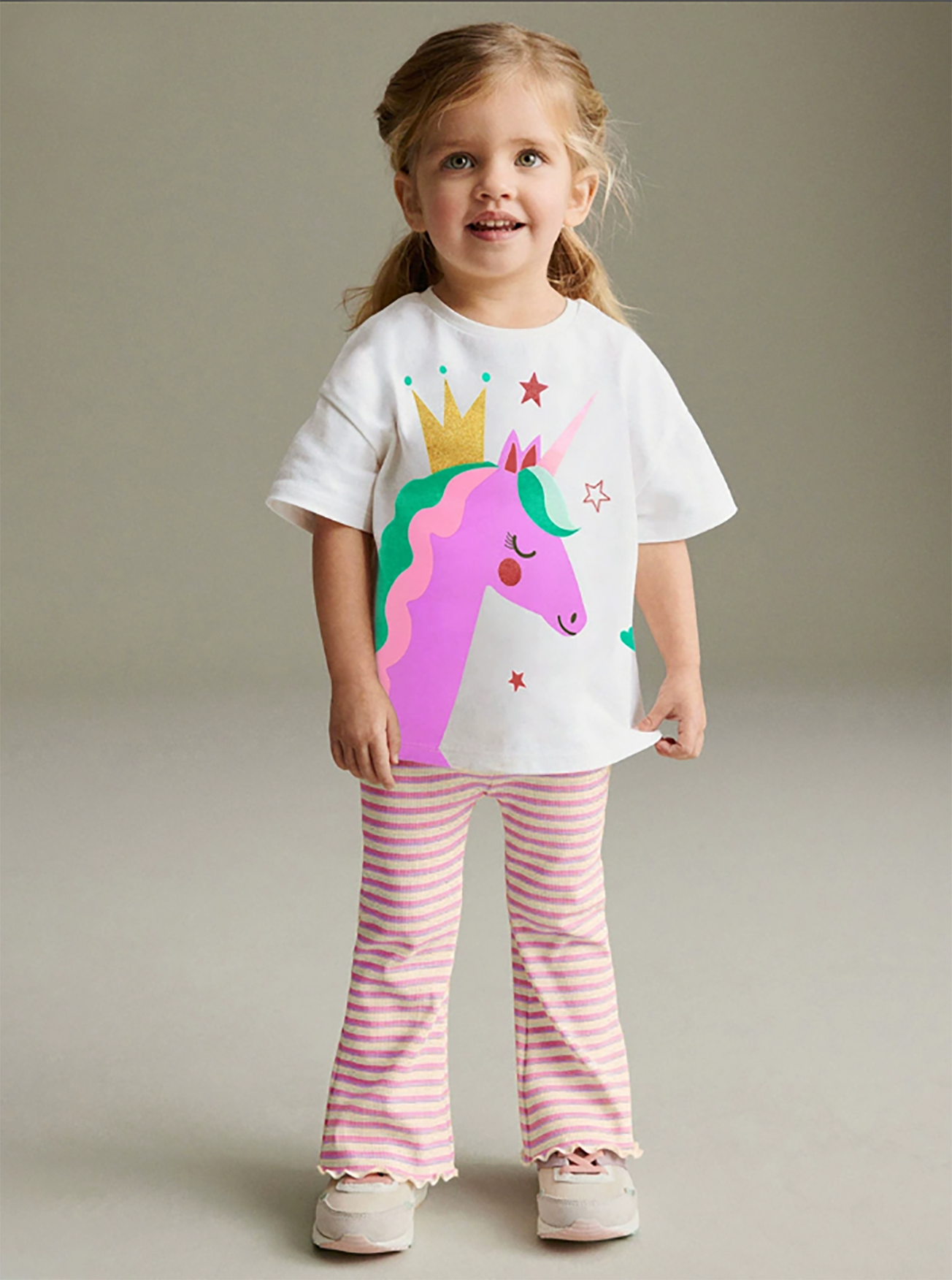 Princess-style skirt with breathable net fabric for girls, suitable for young girls.