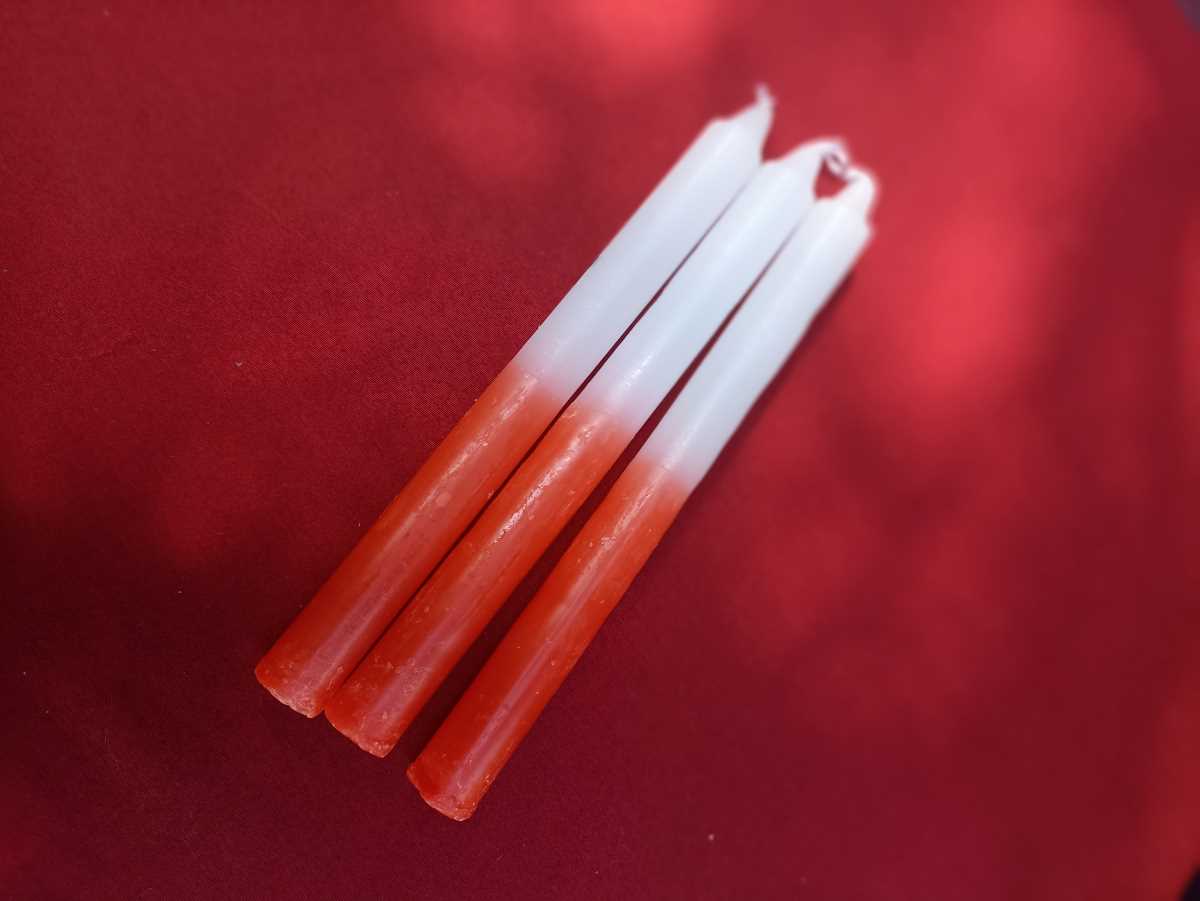 Grande bougie rouge et blanche