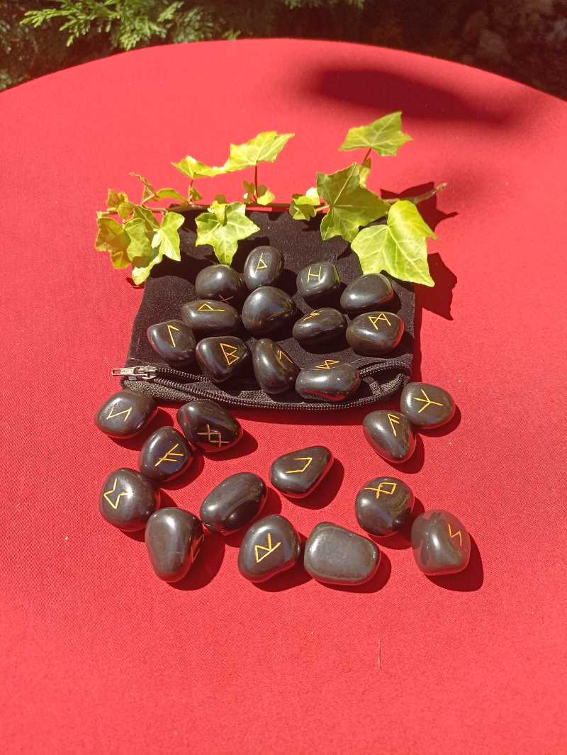 SET Runes Oracle en agate noire dans une pochette en velours 