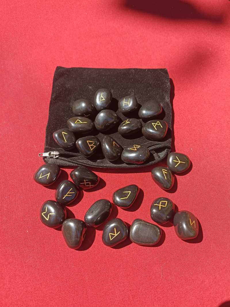 SET Runes Oracle en agate noire dans une pochette en velours 