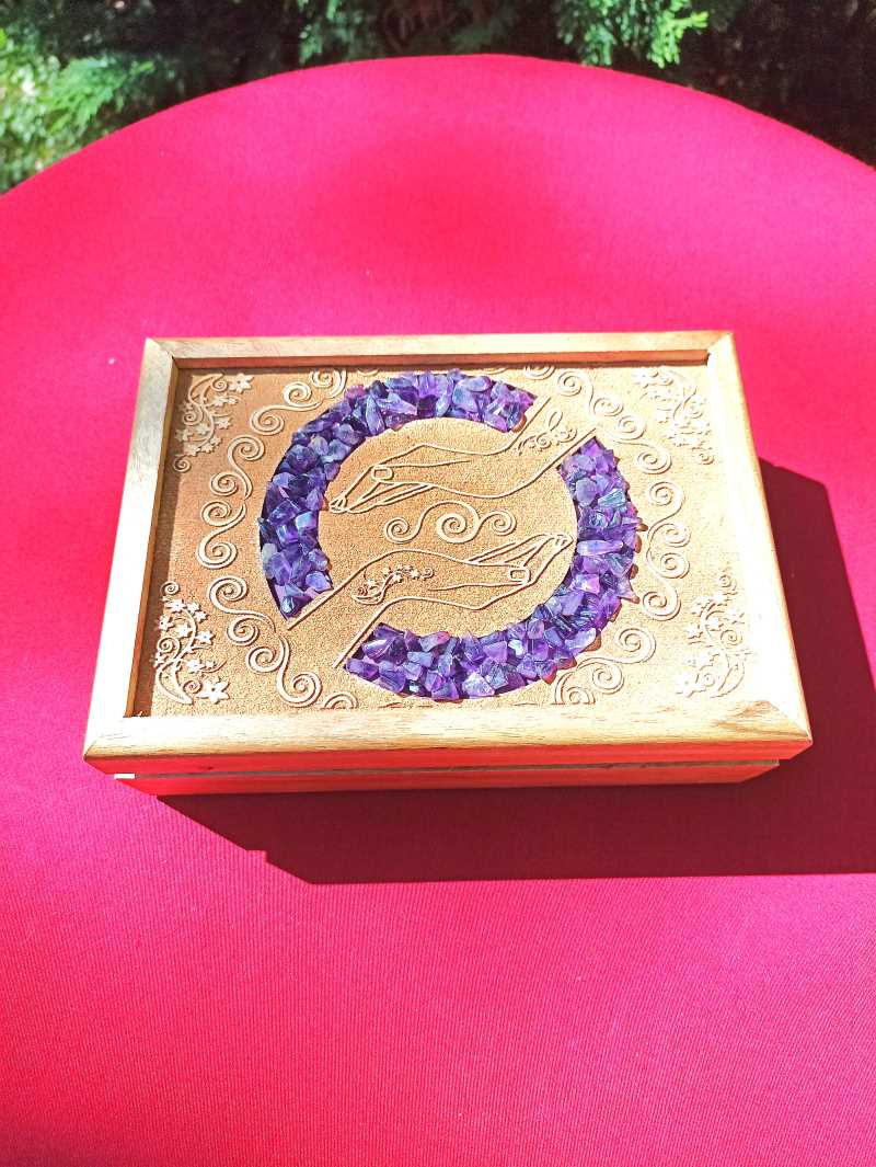 Boîte à tarot ou à bijoux mains guérisseuses améthyste