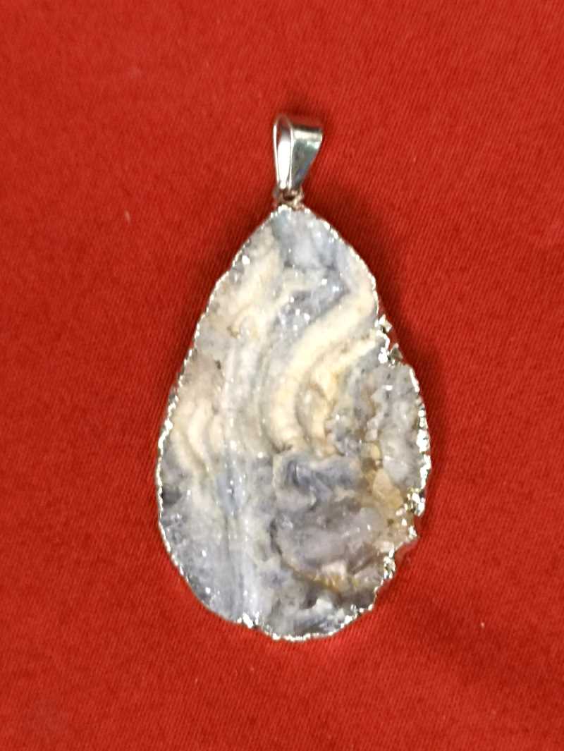 Pendentif goutte en calcédoine cristallisée plaqué argent