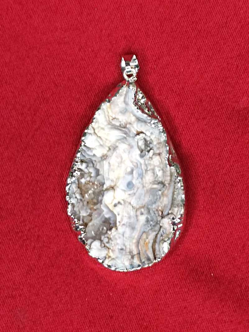 Pendentif goutte en calcédoine cristallisée plaqué argent