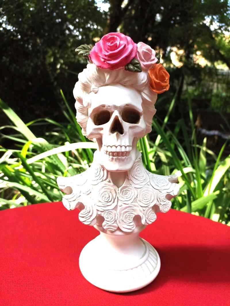 Buste crâne avec roses