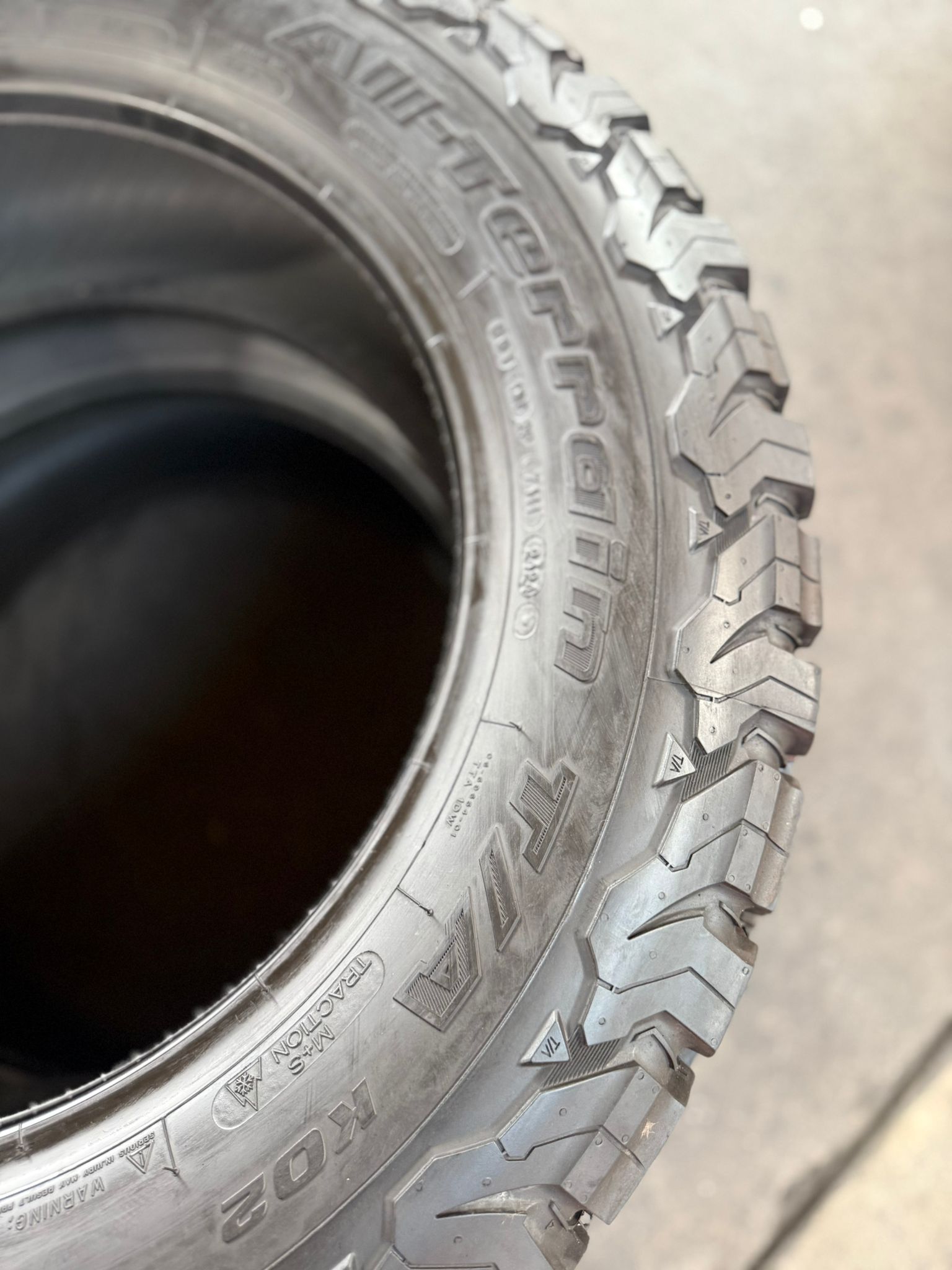2 Llantas Seminuevas BFGOODRICH ALL-TERRAIN T/A KO2 – LT275/60R20 – $300