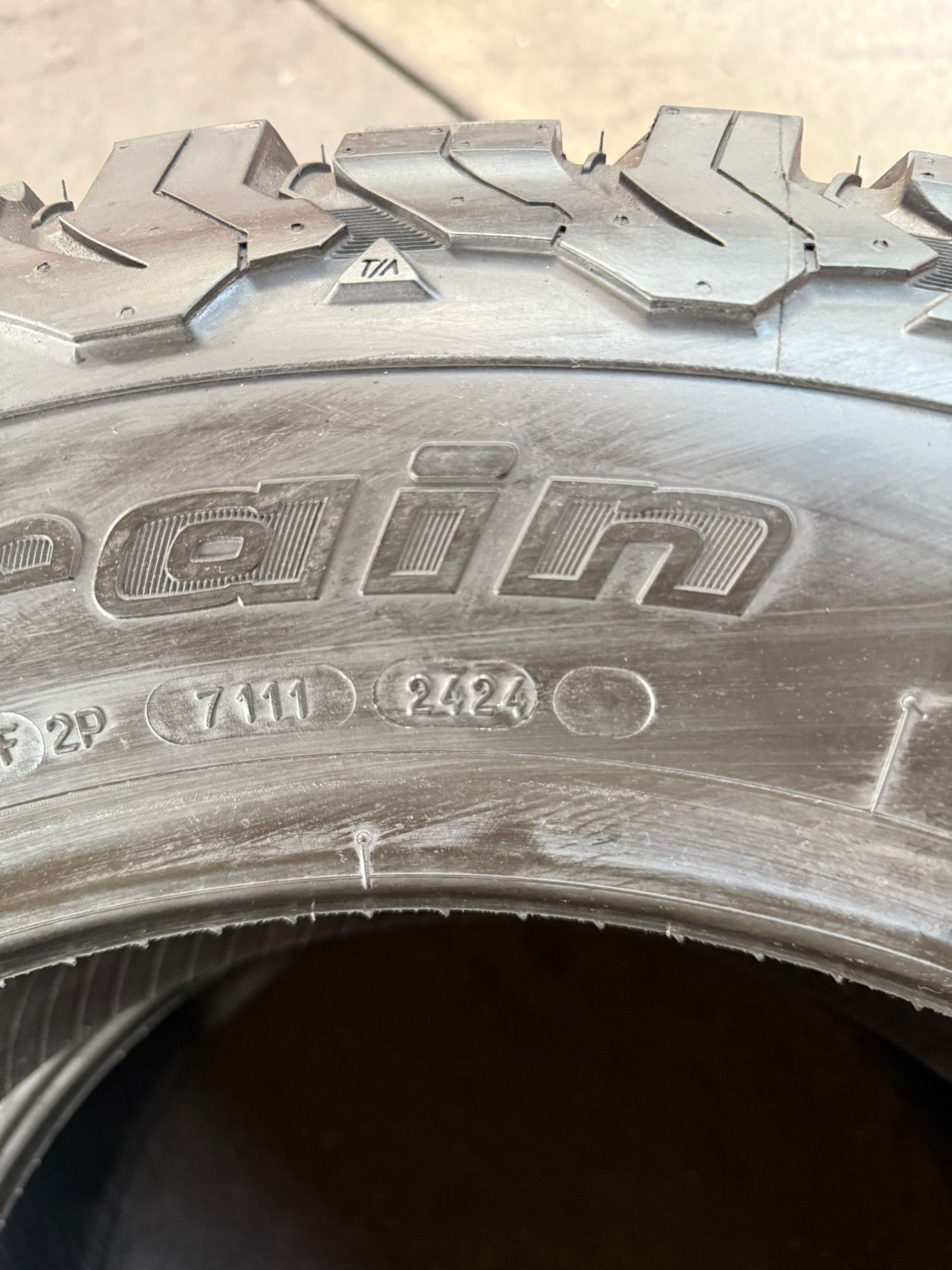 2 Llantas Seminuevas BFGOODRICH ALL-TERRAIN T/A KO2 – LT275/60R20 – $300