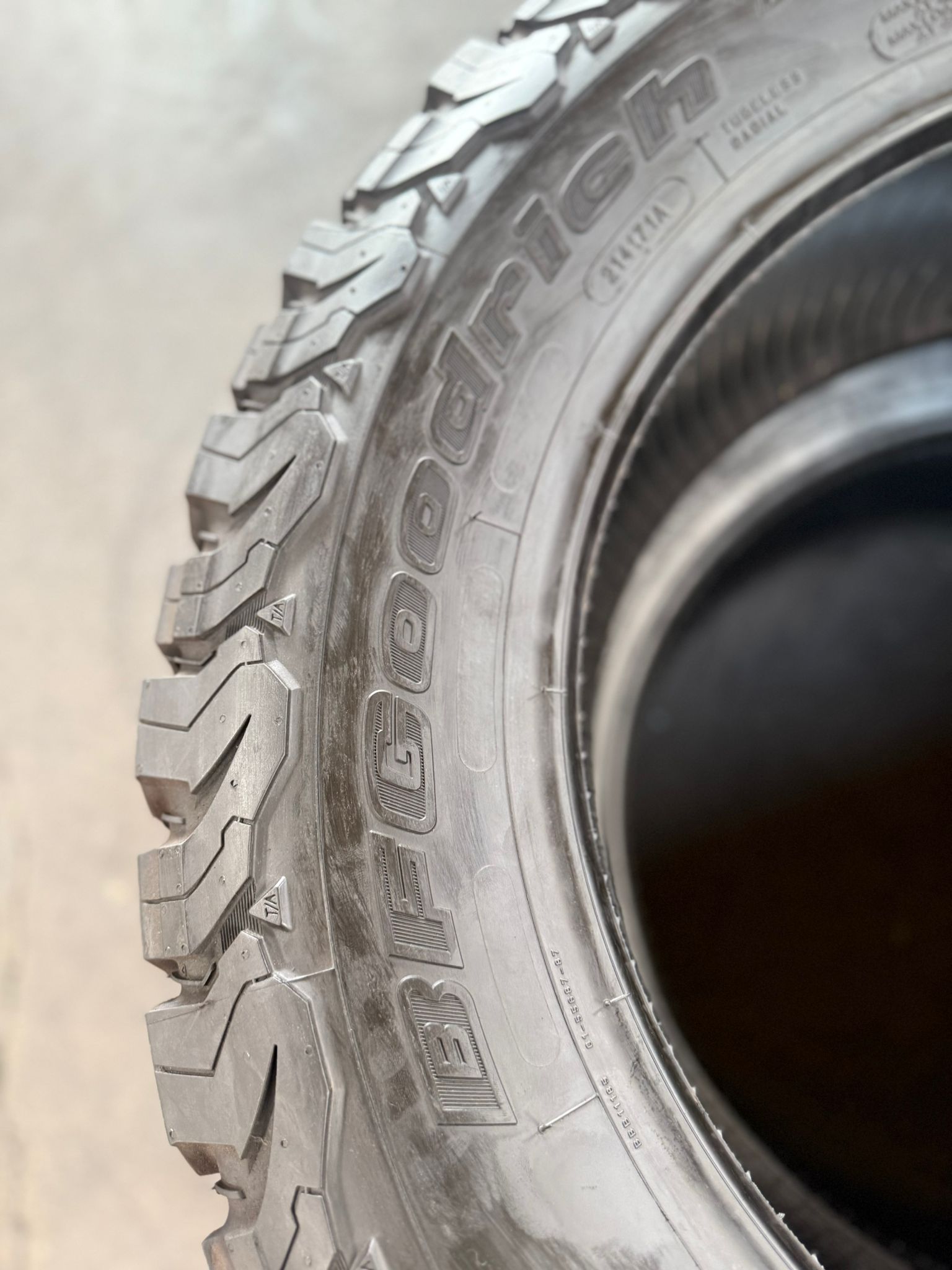 2 Llantas Seminuevas BFGOODRICH ALL-TERRAIN T/A KO2 – LT275/60R20 – $300
