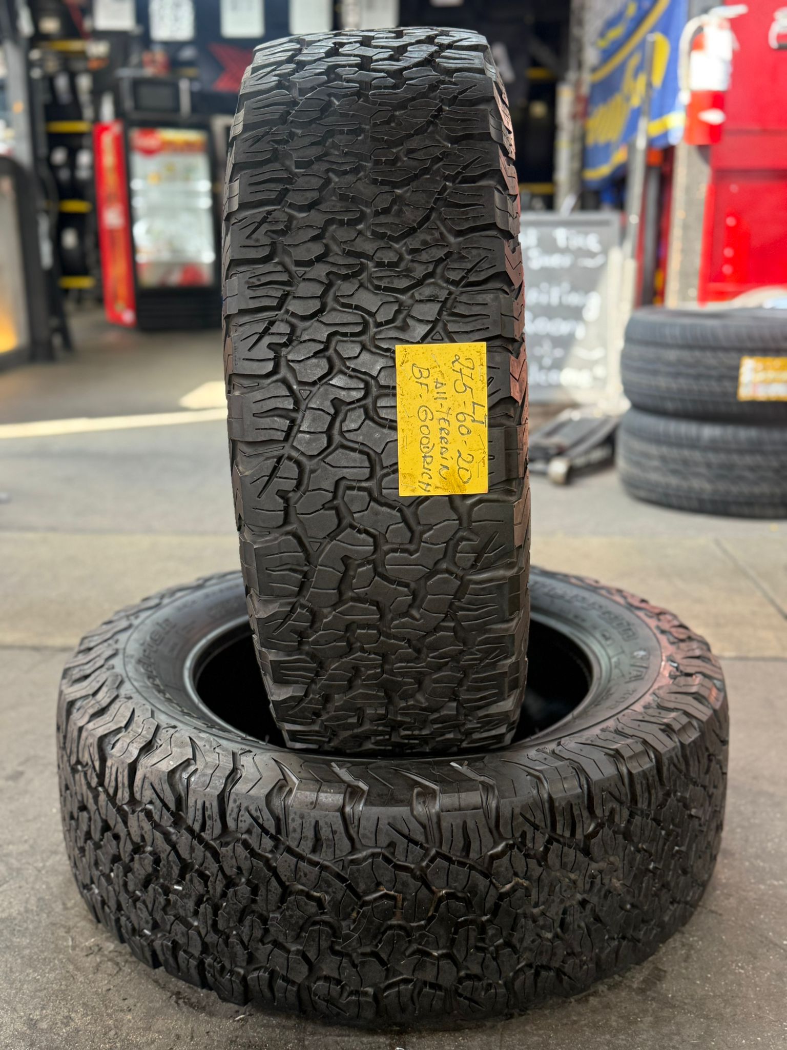 2 Llantas Seminuevas BFGOODRICH ALL-TERRAIN T/A KO2 – LT275/60R20 – $300