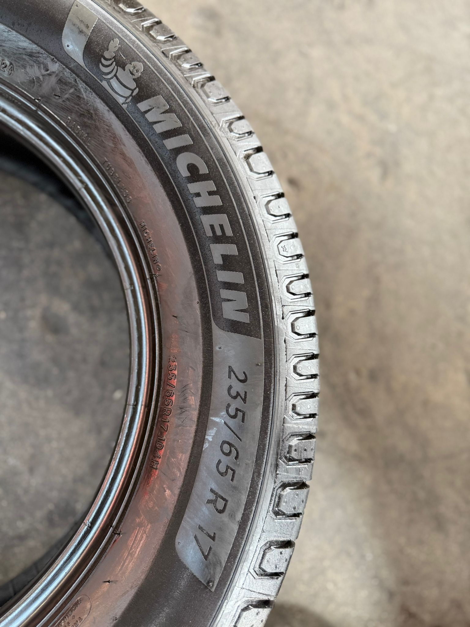 2 Llantas Seminuevas MICHELIN XTOUR A/S – 235/65R17 – $200