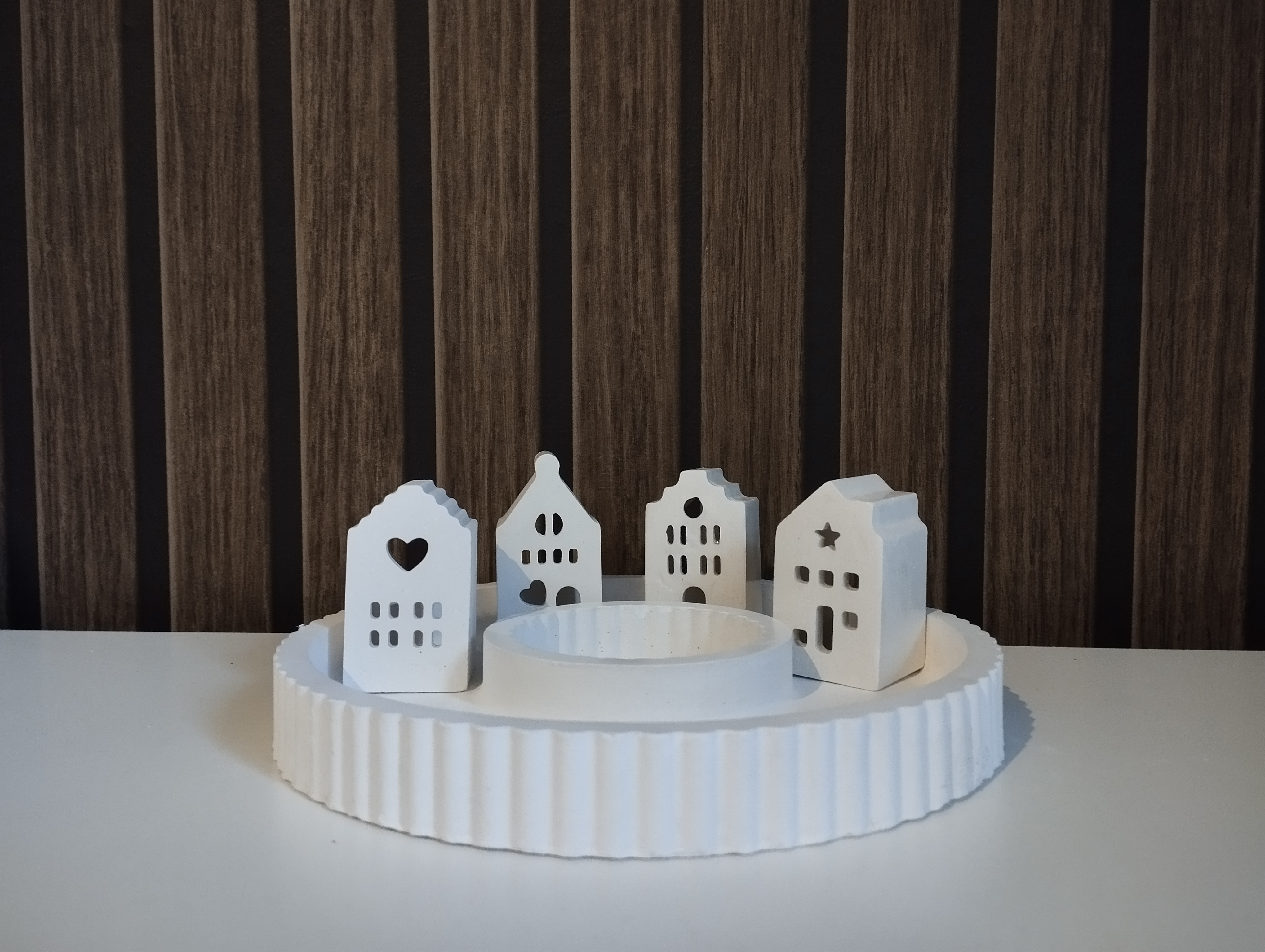 kleines Häuser Dorf auf runden Tablett mit Kerzenhalter