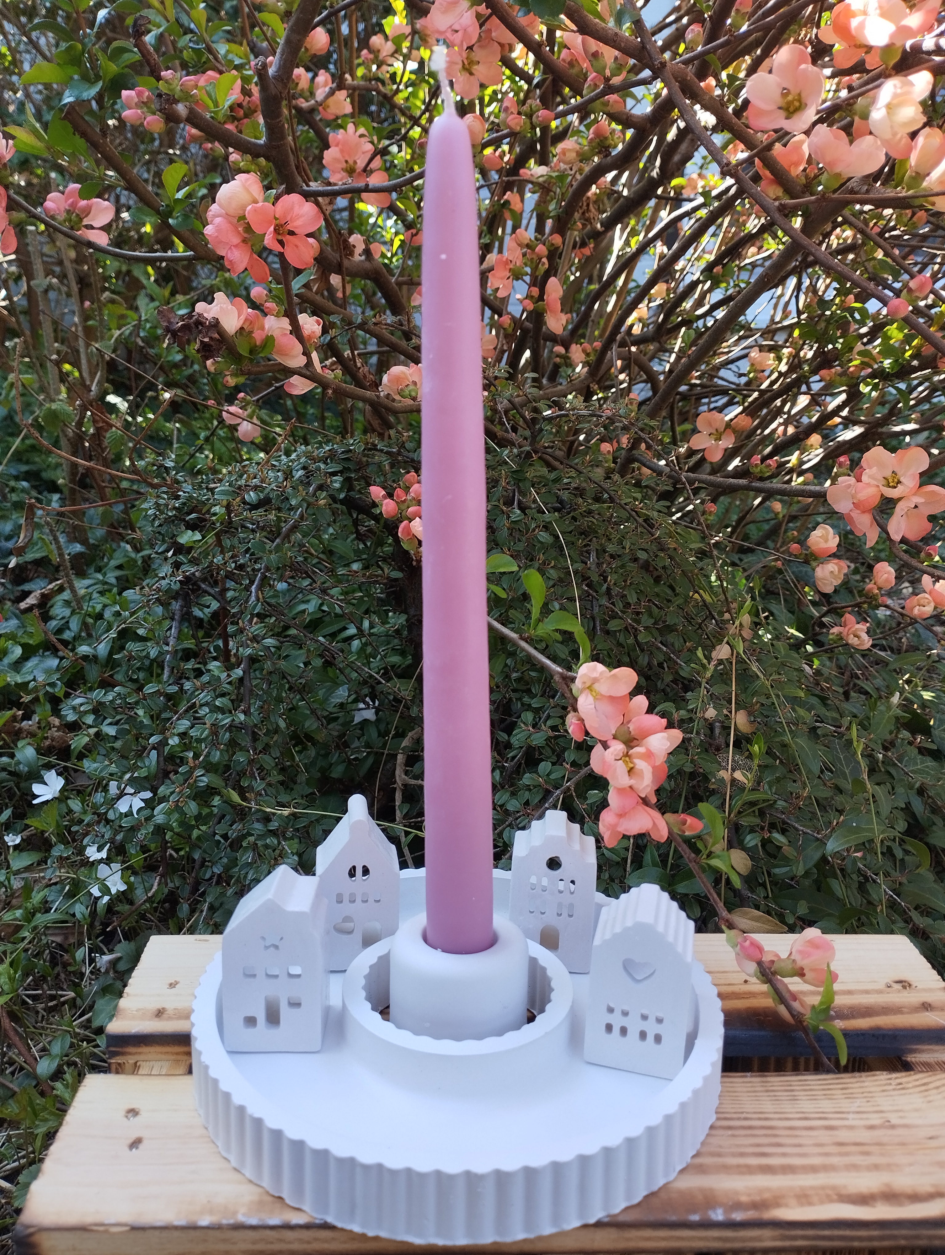 kleines Häuser Dorf auf runden Tablett mit Kerzenhalter