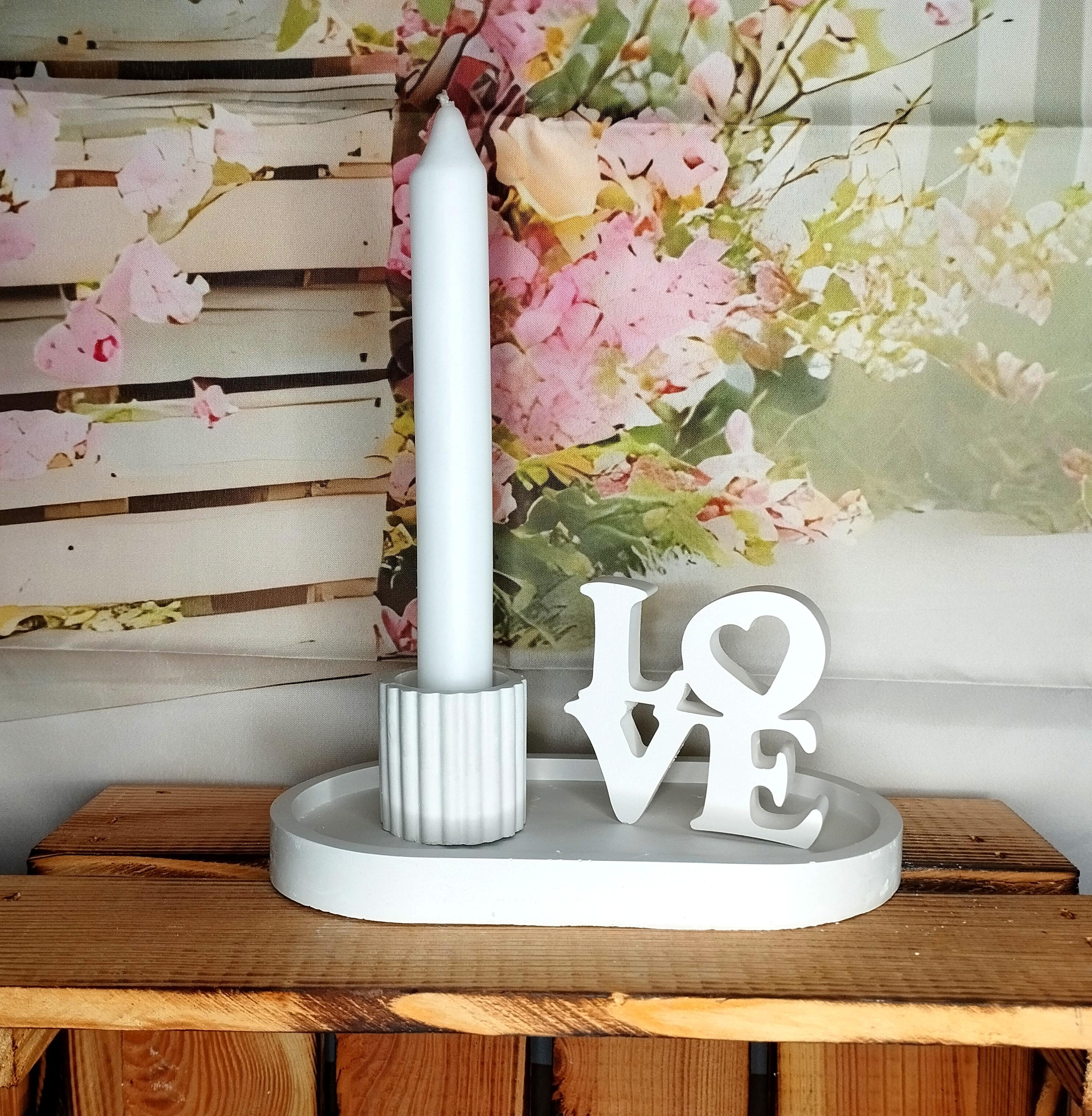 Kerzenhalter für Stabkerzen mit 'LOVE'-Schriftzug