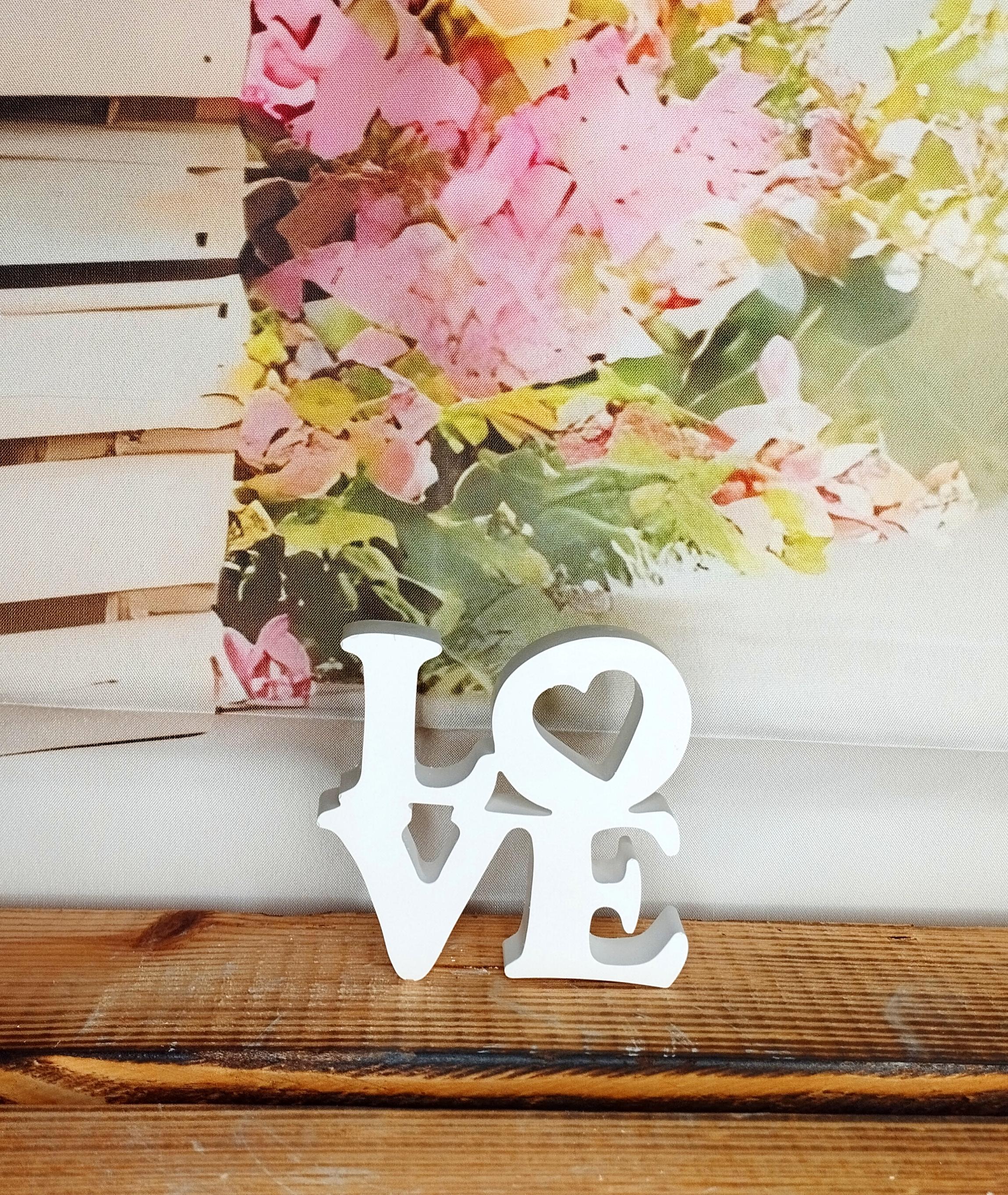 Kerzenhalter für Stabkerzen mit 'LOVE'-Schriftzug