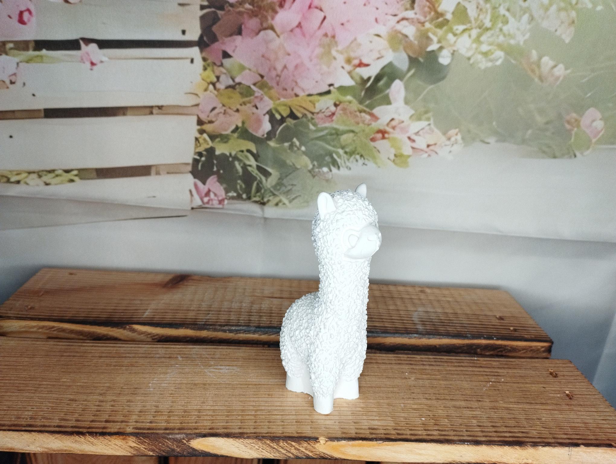 2 Keramik Alpaka auf Dekotablett und Teelichthalter