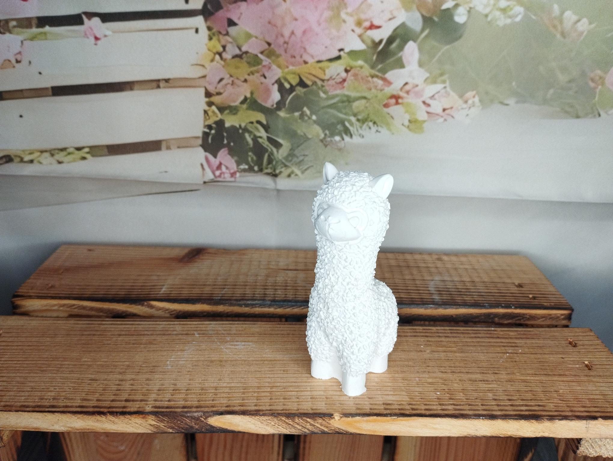 2 Keramik Alpaka auf Dekotablett und Teelichthalter