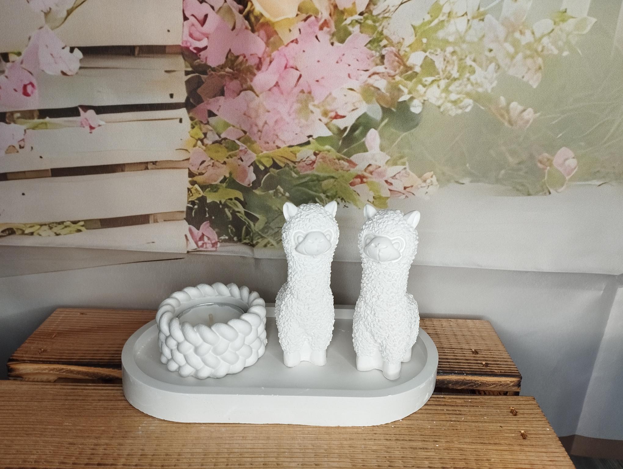 2 Keramik Alpaka auf Dekotablett und Teelichthalter