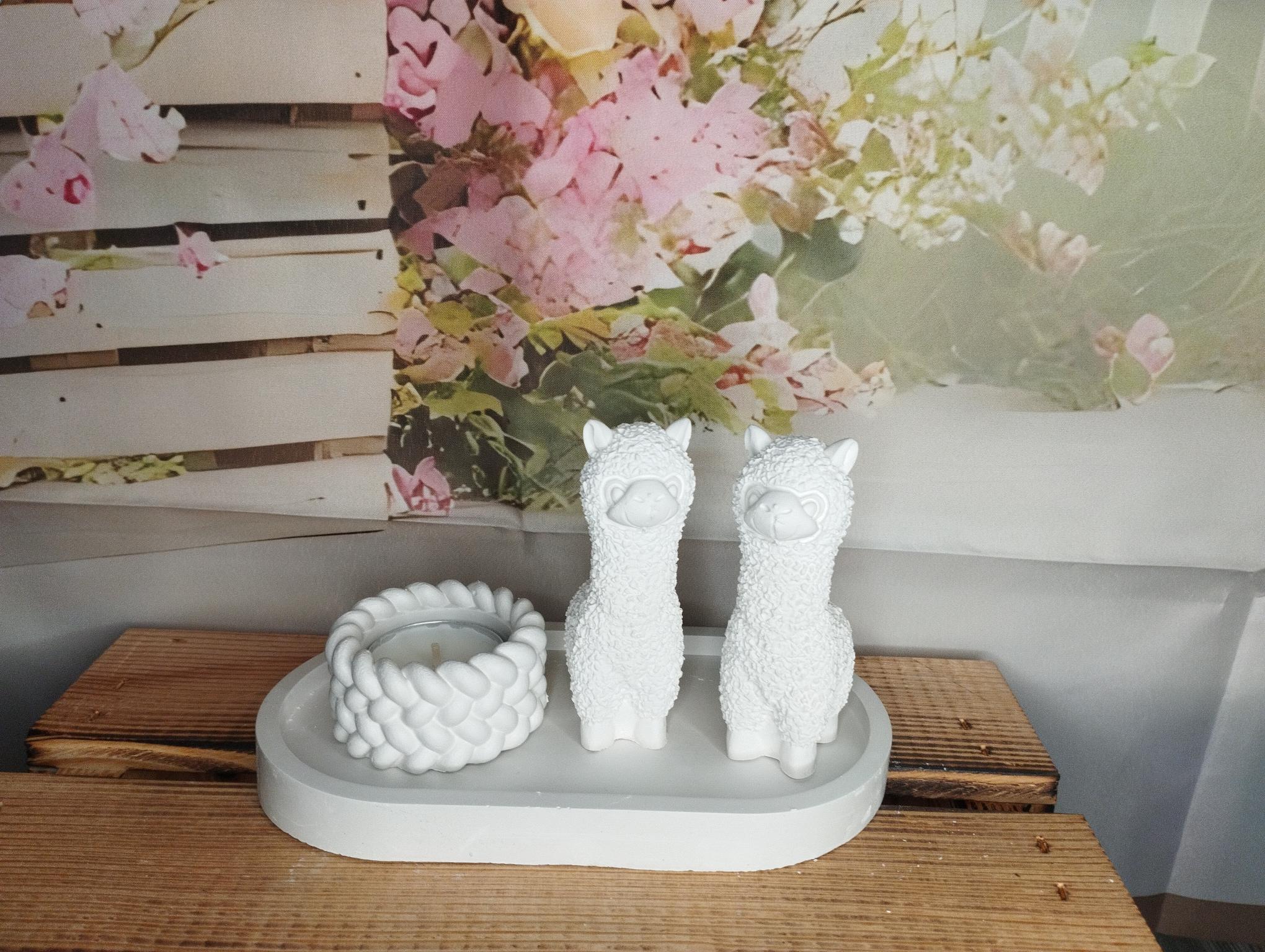 2 Keramik Alpaka auf Dekotablett und Teelichthalter